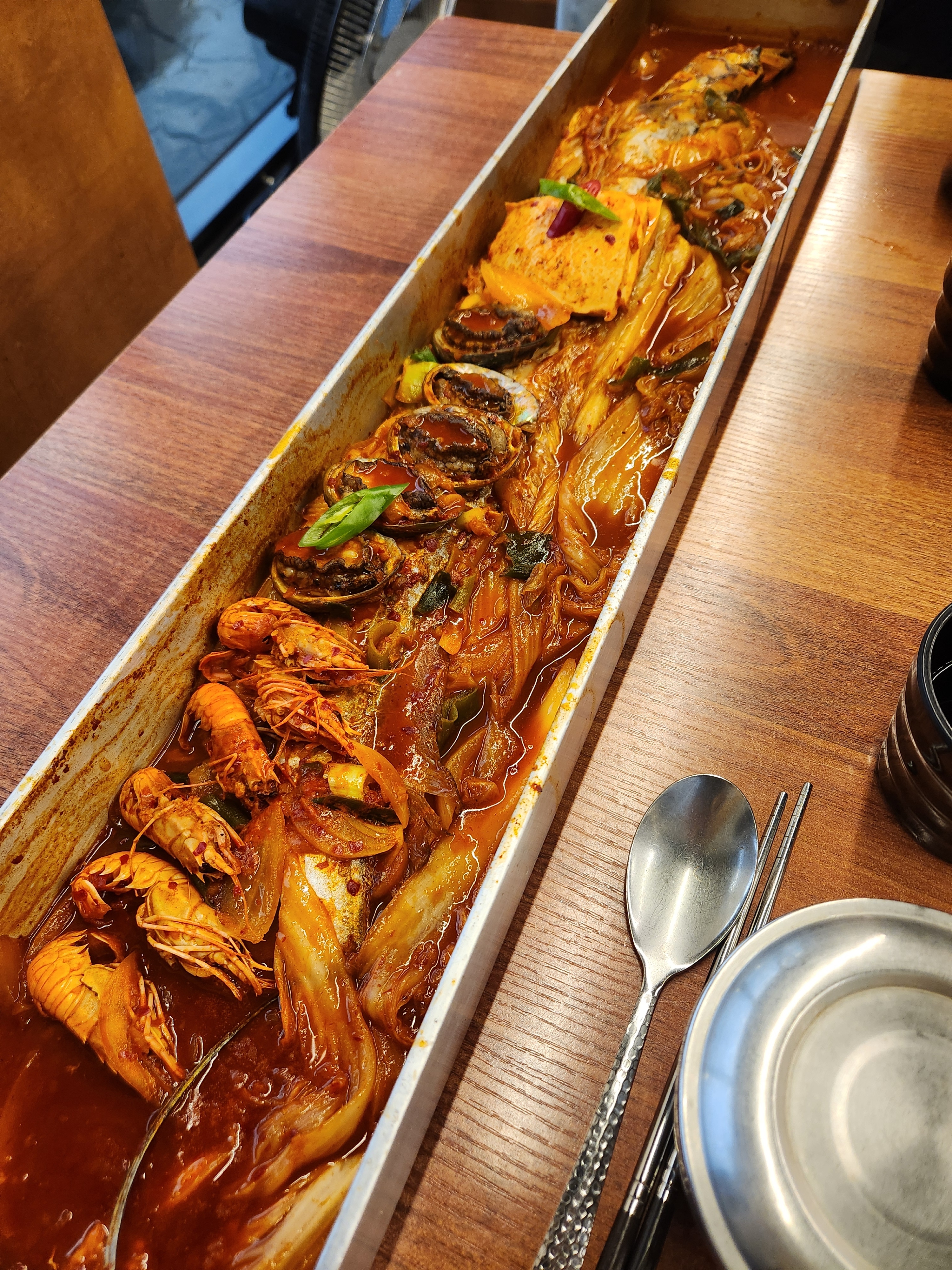 갈치가 통통하고 맛있어요 양념이랑 안에 김치가 밥 도둑!! 아메리카노도 서비스로 주시고 잘