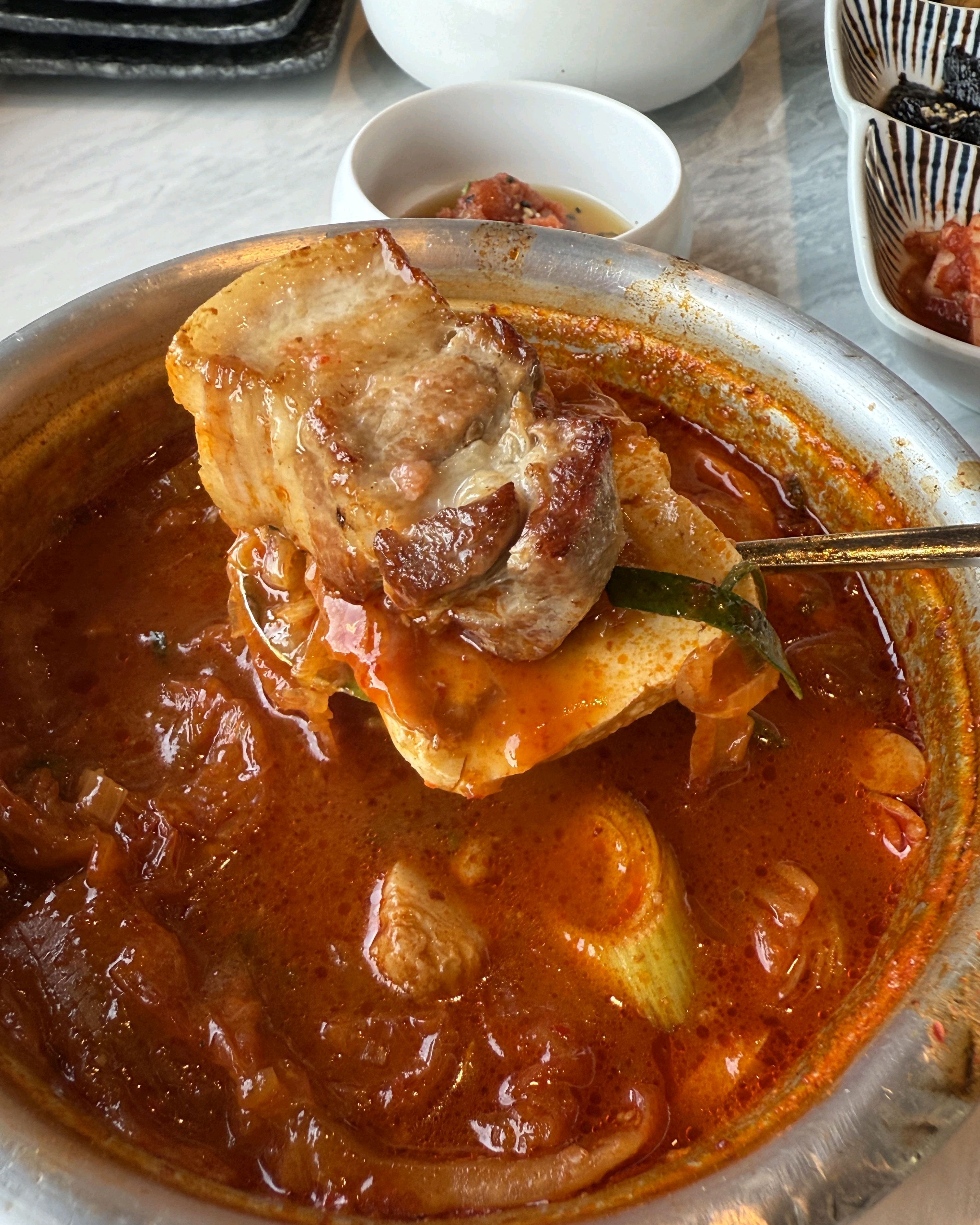 혼자 제주 여행 중인데도 편하게 안내해주시고 고기 구워주셔서 혼밥하기 너무 좋았어요. - 제주 맛집 작산 애월흑돼지
