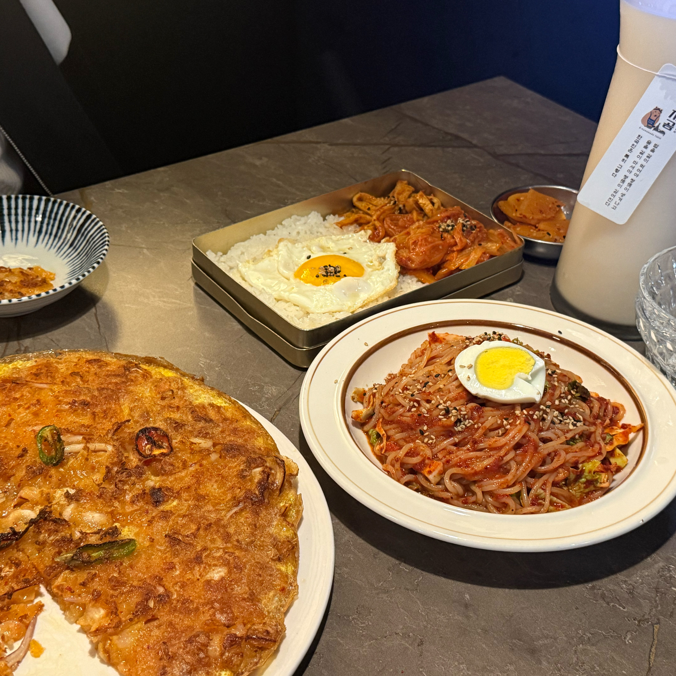 음식이 너무 맛있었어요!! 비오는 날 막걸리랑 김치전 먹으니까 너무 좋더라구요. 그리고 부