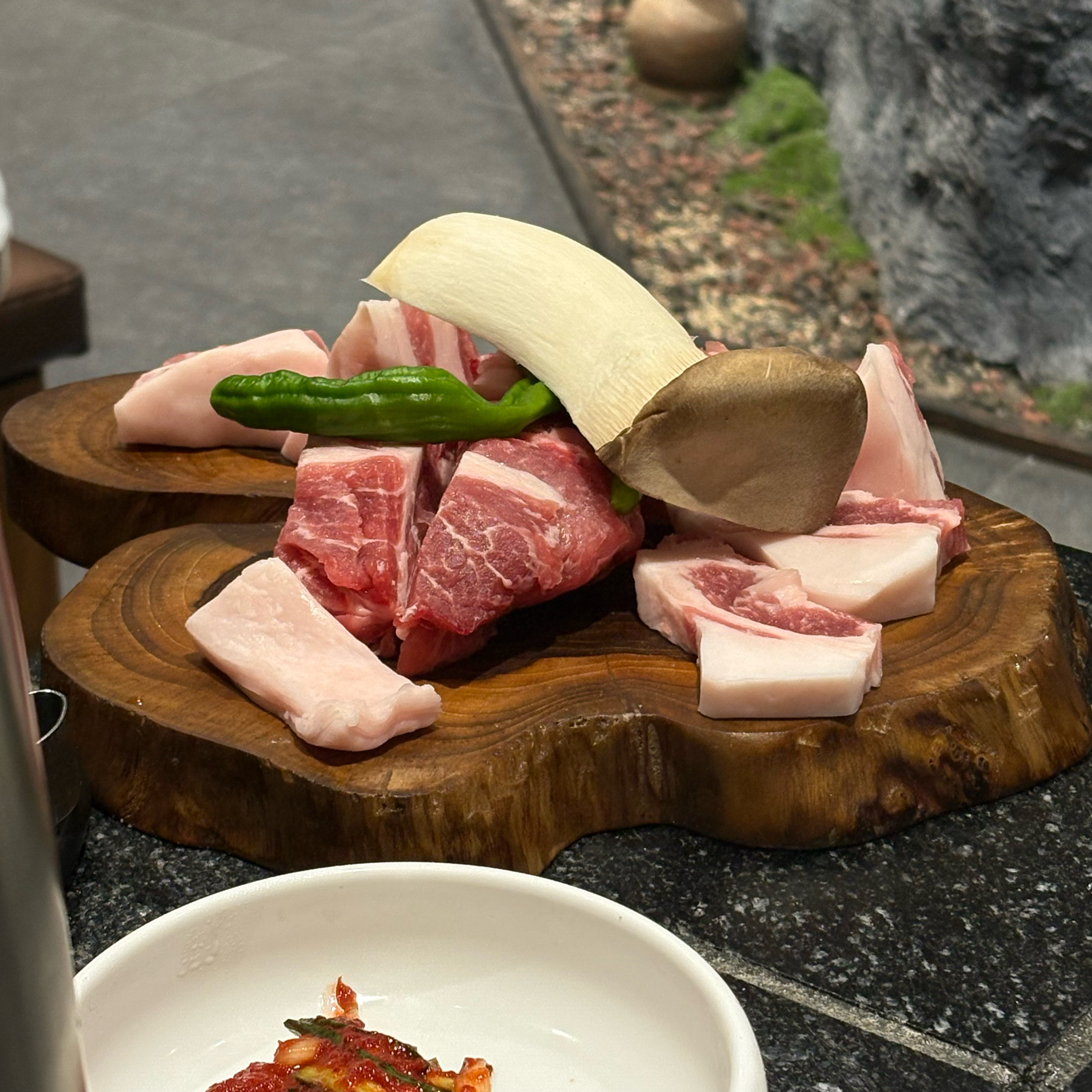 처음 방문했는대 분위기도 너무 좋고 고기도 맛있어요~~~~ 맛집입니다 - 제주 맛집 신중산간 제주흑돼지 전문점