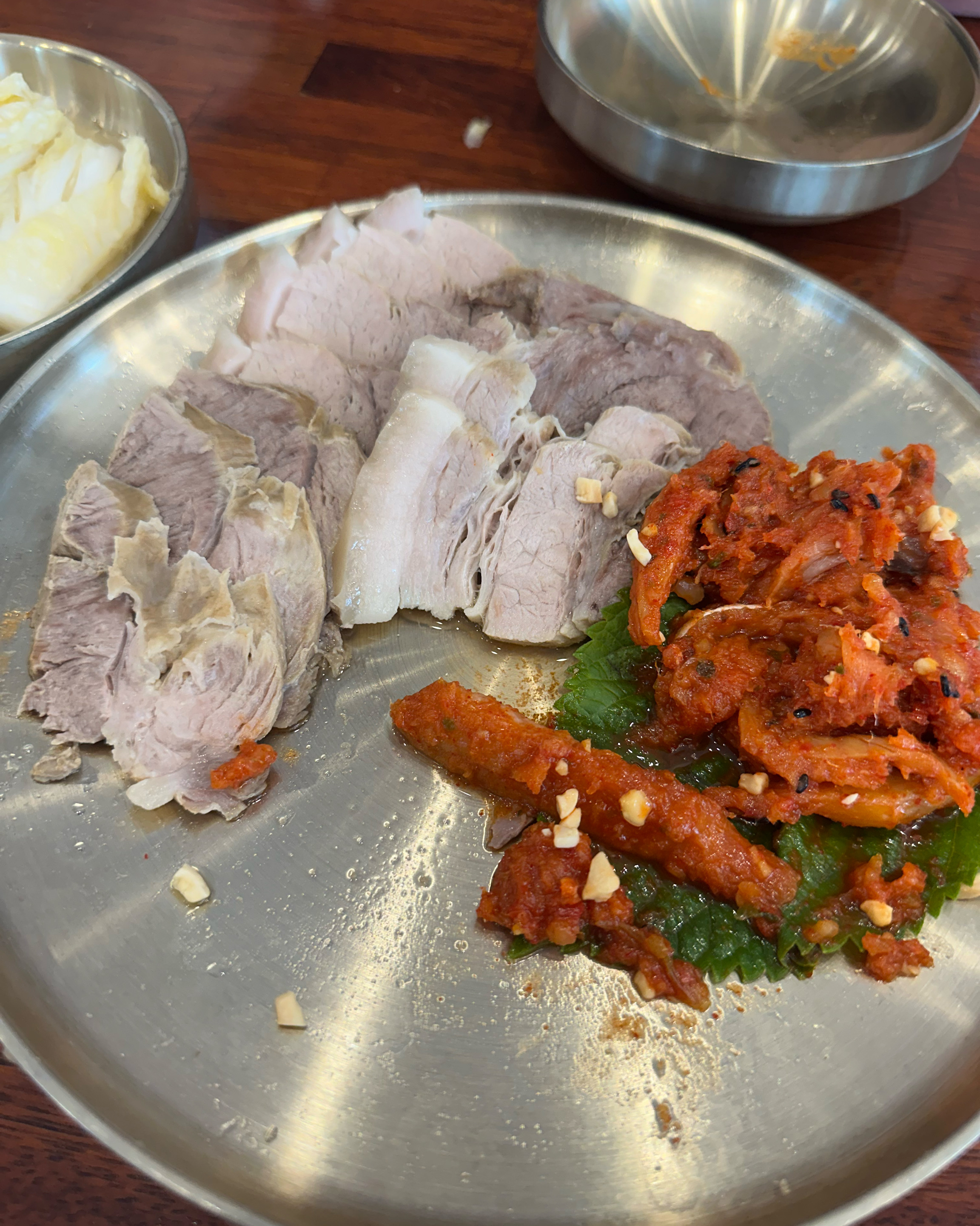 메밀면의 쫄깃하면서도 부드러운 식감이 정말 인상적이었고, 양념장과 육수가 적절히 어우러져서