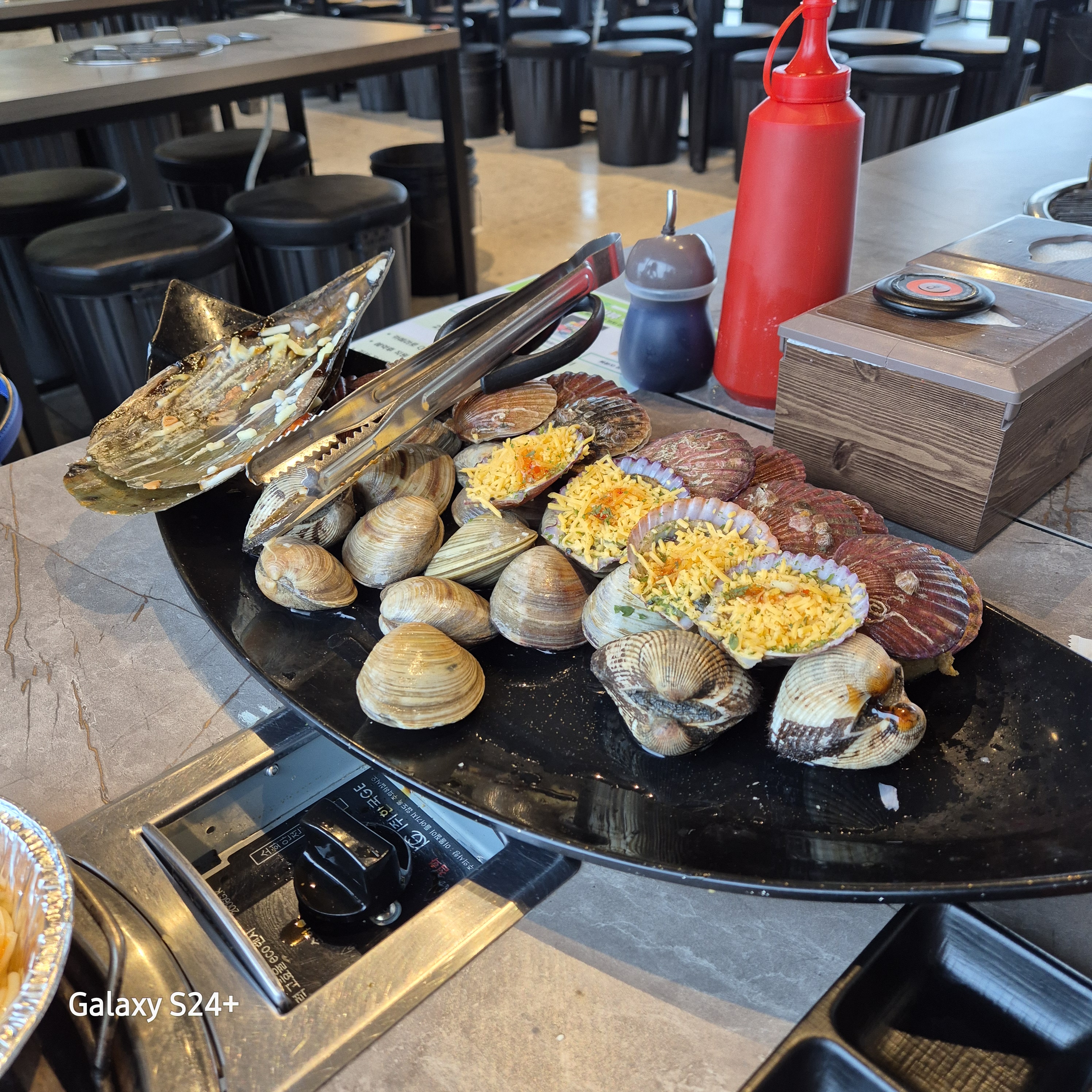 처음 왔는데 맛있는것만 무한대로 먹을수 있어 조아써염^^ - 인천 맛집 청춘조개 을왕리본점