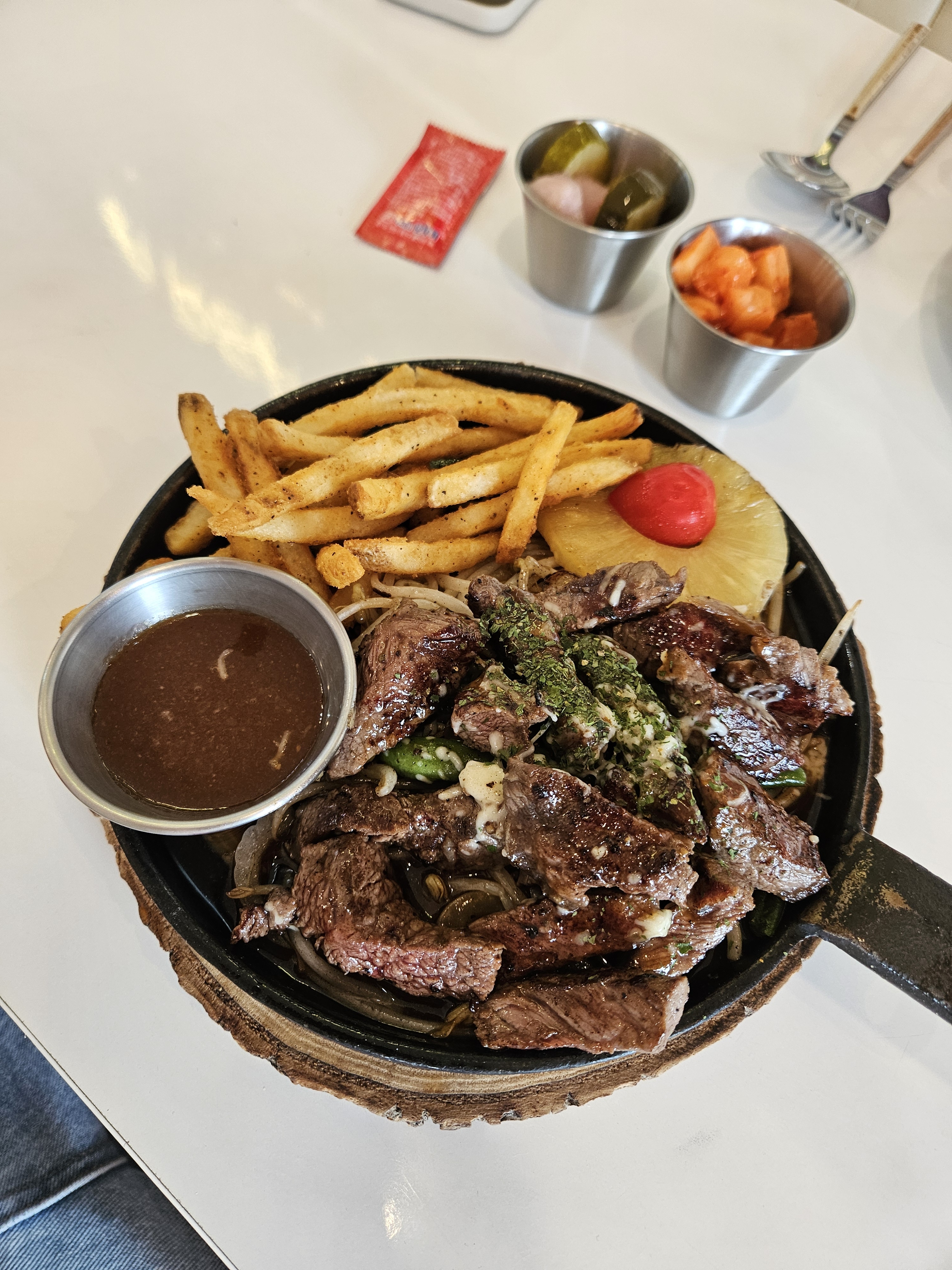 평소에 배달로 맛있게 먹었는데 직접 매장에 와서 먹어보니 고기도 더 야들야들하고 따뜻해서 