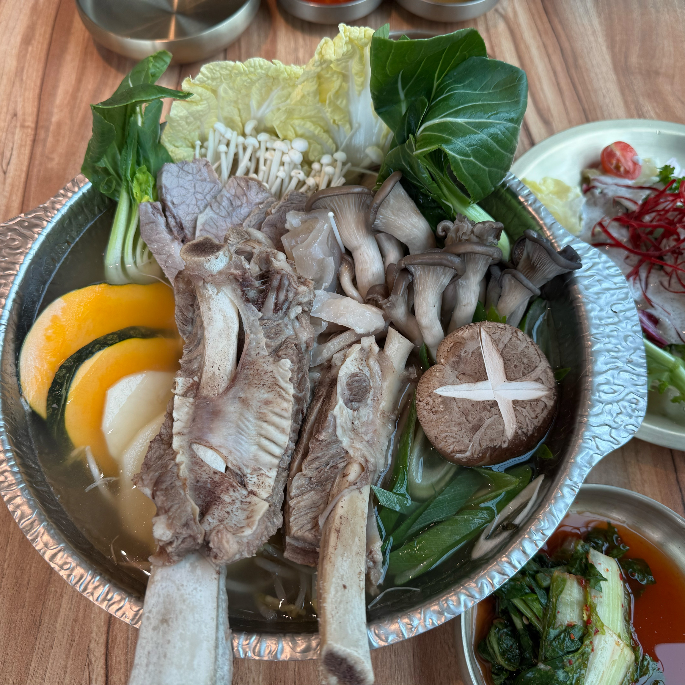 왕갈비 먹었어요. 넓은 정원도 있고 인테리어도 너무 멋져요~ 음식도 정갈하고 맛있어요~ 계