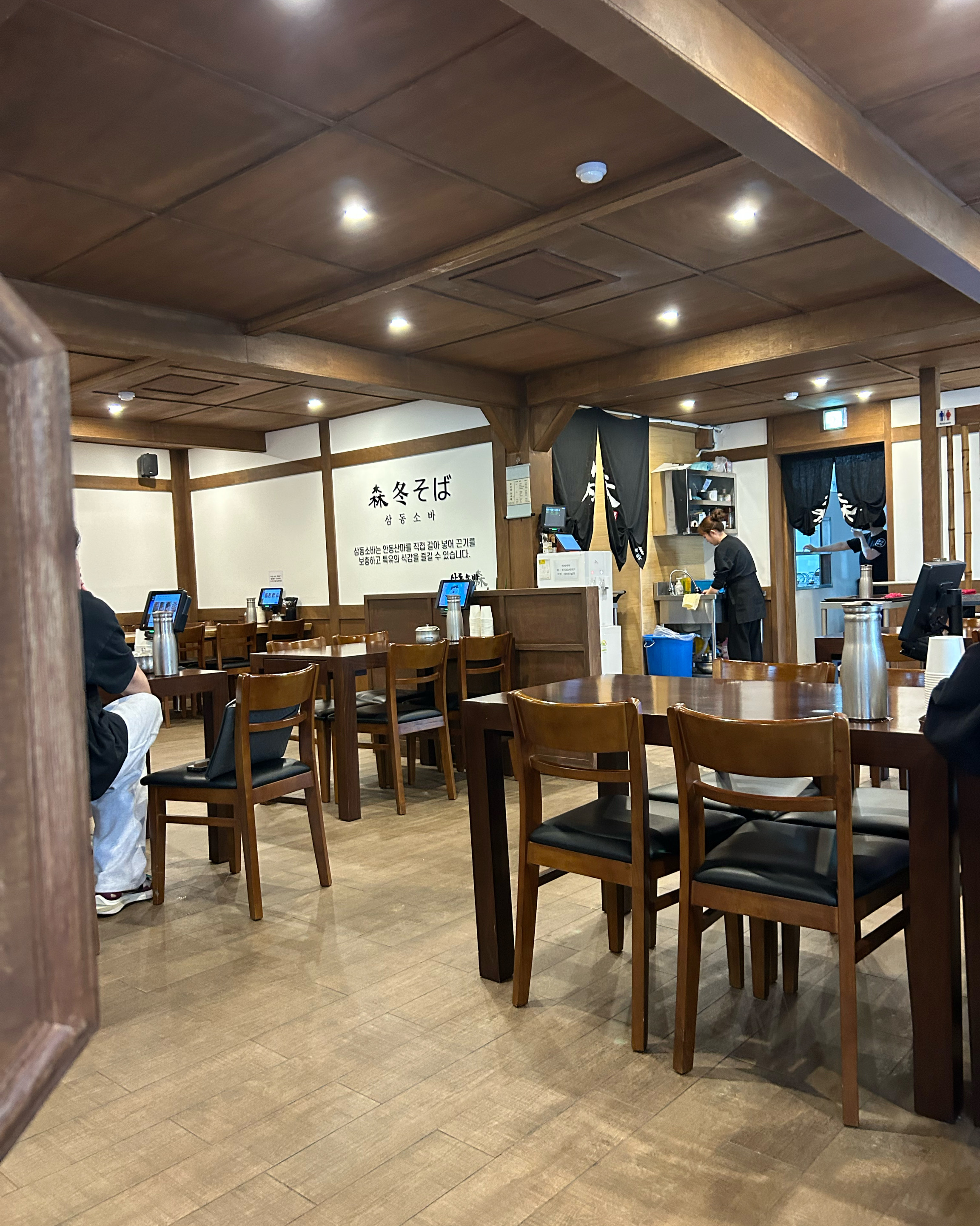 비오는 날 시원한 것도 좋고 따뜻한 온면도 너무 좋아요~~!!비오는 날 창가쪽에 앉으면 운