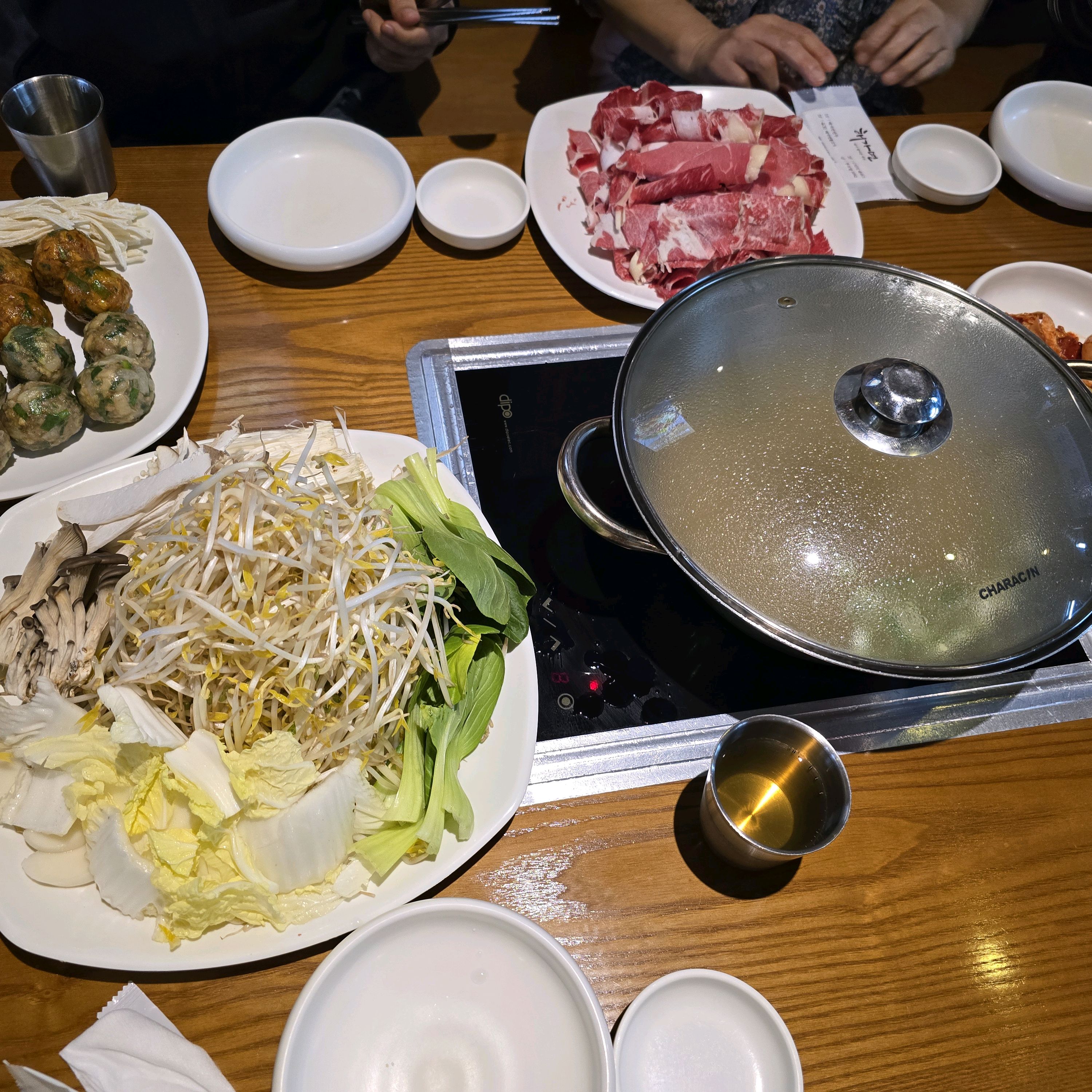 단체로 왔는데 빠른 응대와 깔끔한 메뉴로 건강하게 맛있게 먹고 갑니다. 만두가 특이해요. - 인천 맛집 해가연만두