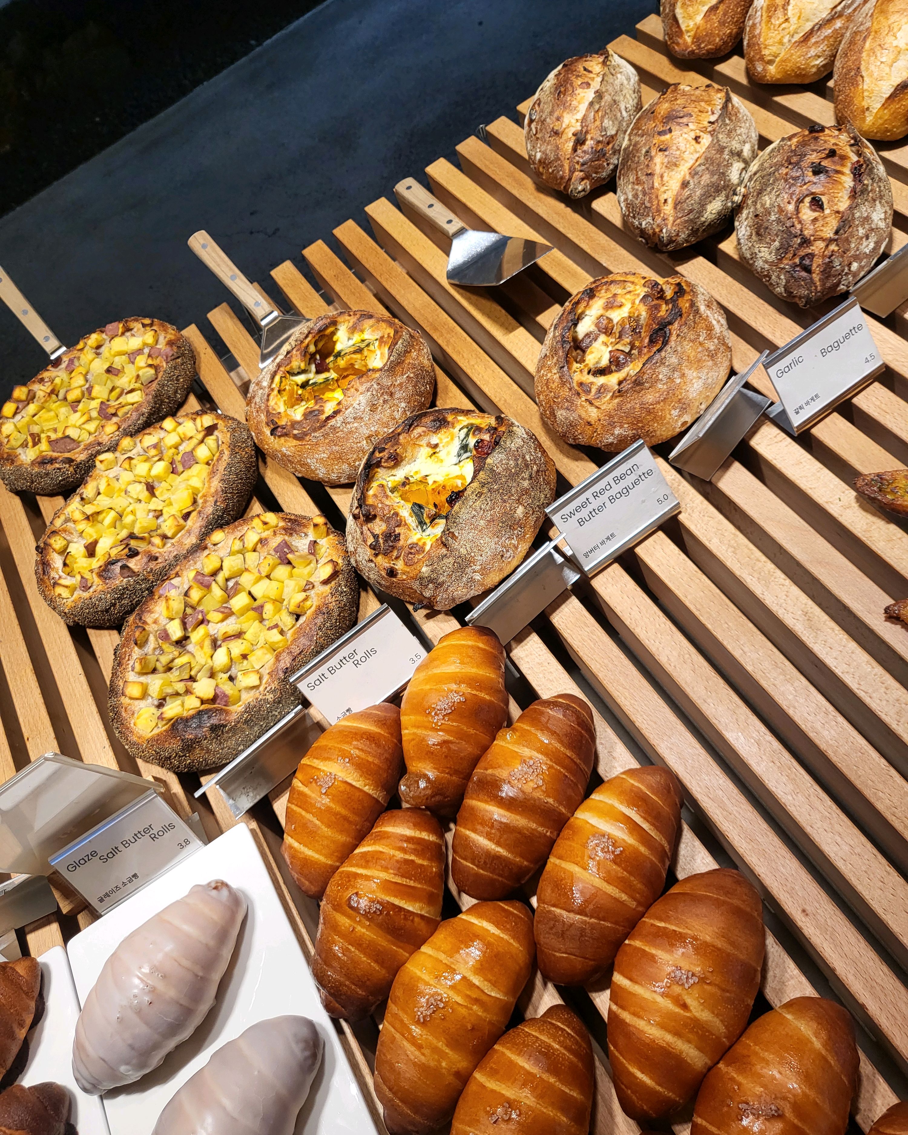 커피 빵 올때마다 맛있어요 스프 겨울메뉴라 없어서 아쉬워요 빵이 더 일찍 다 나왔으면좋겠어