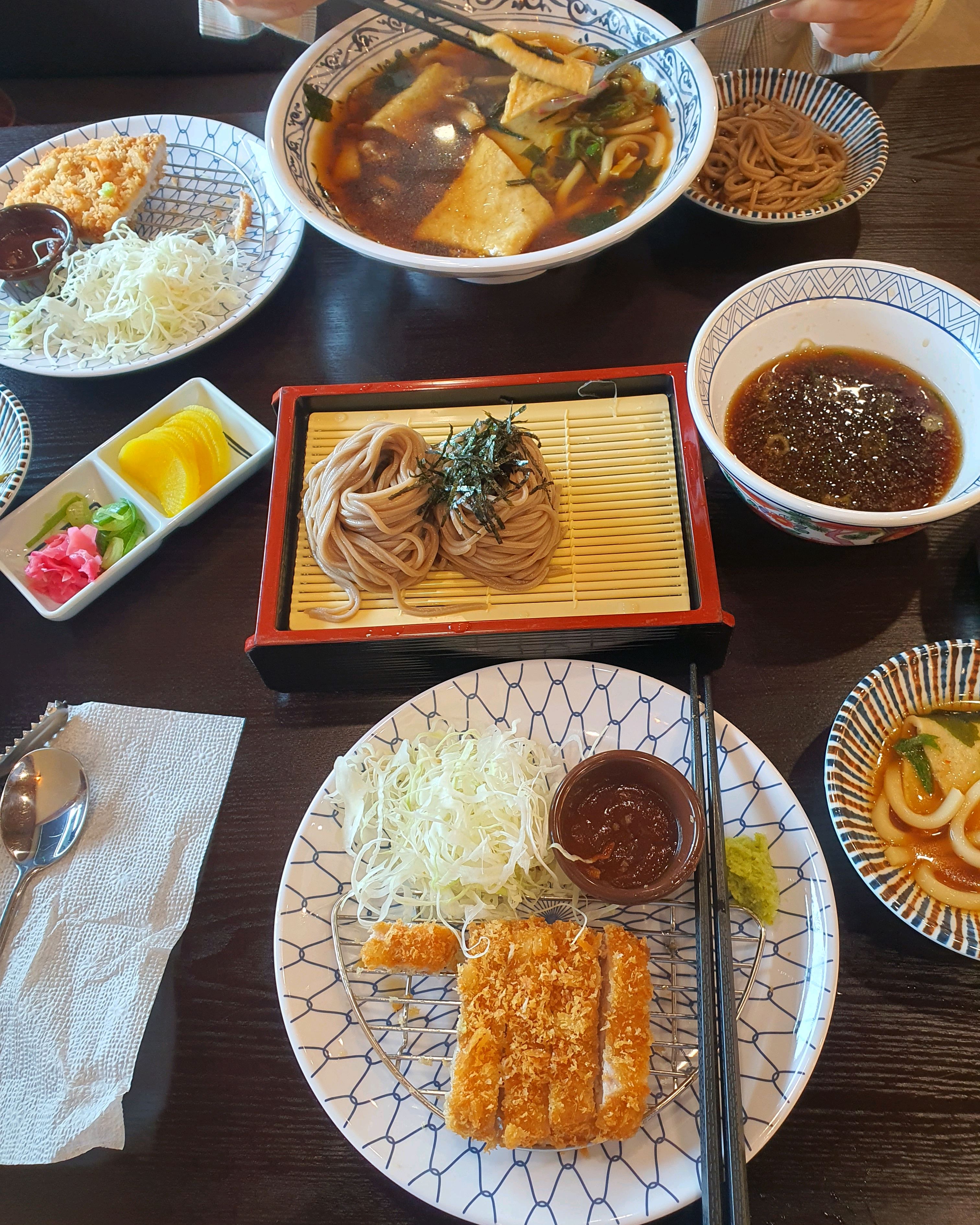 우동면발 쫄깃 맛나요 소바도 맛있고 돈까스도 부드럽고 직원도 친절하고 다시 재방문할거예요