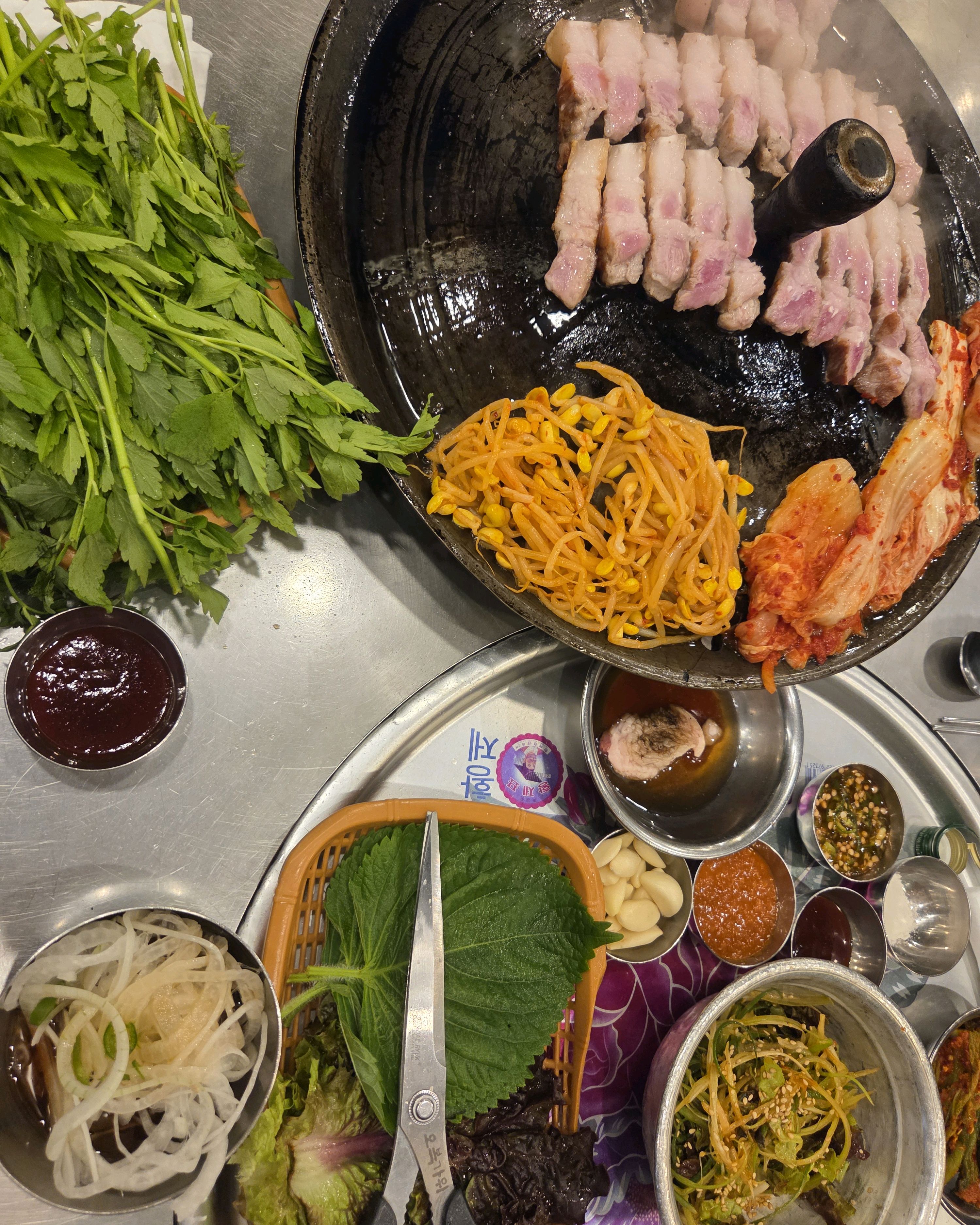 삼겹살과 미나리 조합이 최고에여---!!!!! 집근처라 삼겹살 먹고싶을때마다 옵니당 - 인천 맛집 목구멍 인천부평삼산점