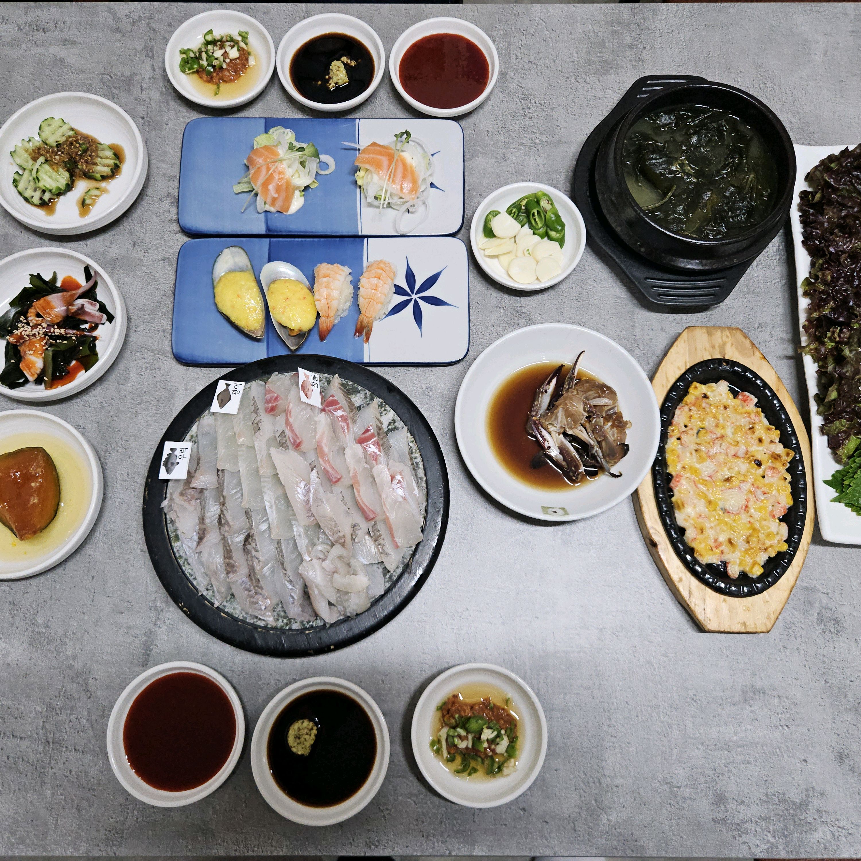구성도 너무 좋고 모듬 회 3종모두 엄청 신선한데다가 맛있더라고요!! - 대구 맛집 회신물회