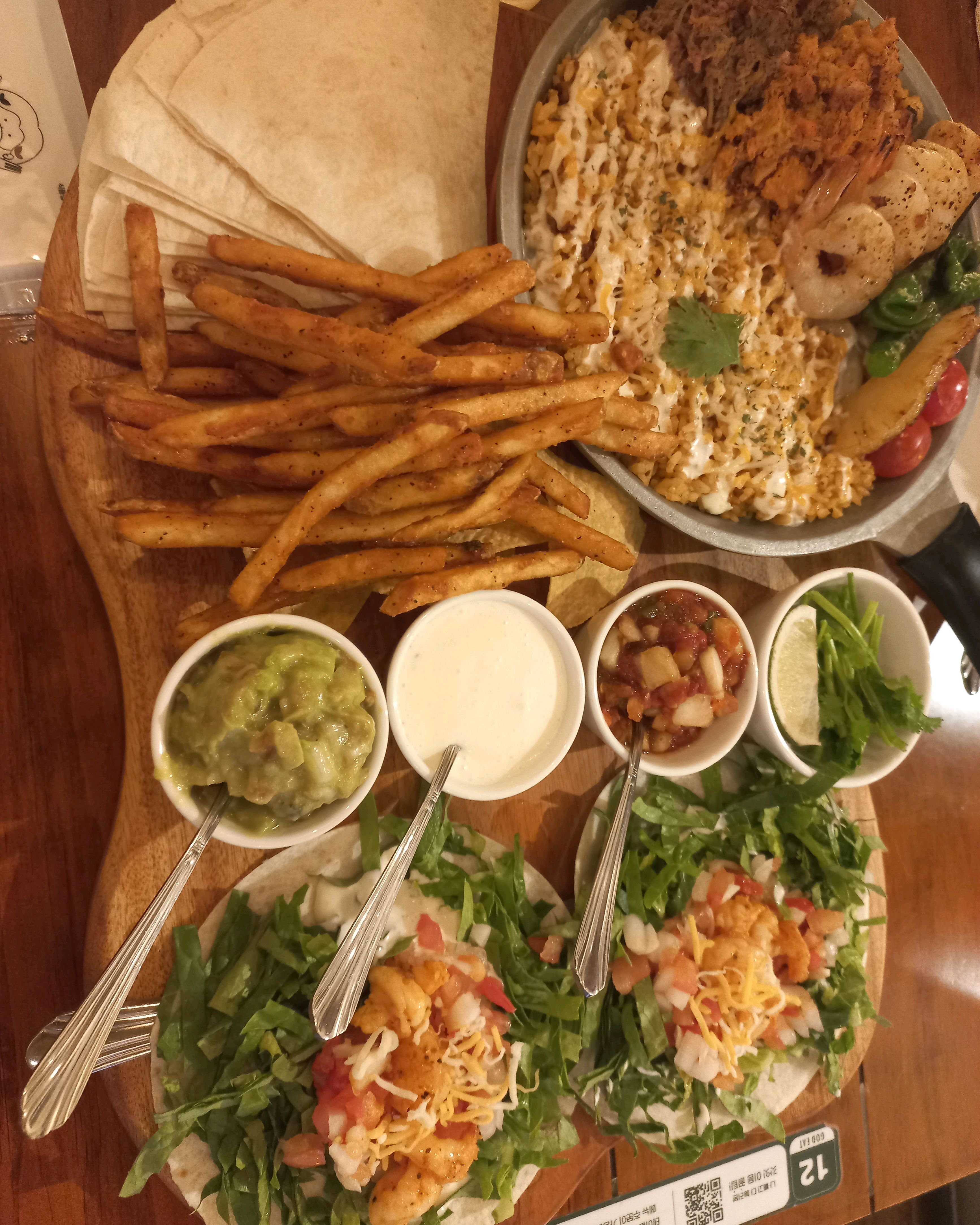 멕시코음식 먹고싶어서 왔는데 너무 맛잇네요~ 분위기도 좋고 재방문 100퍼입니다 사장님도