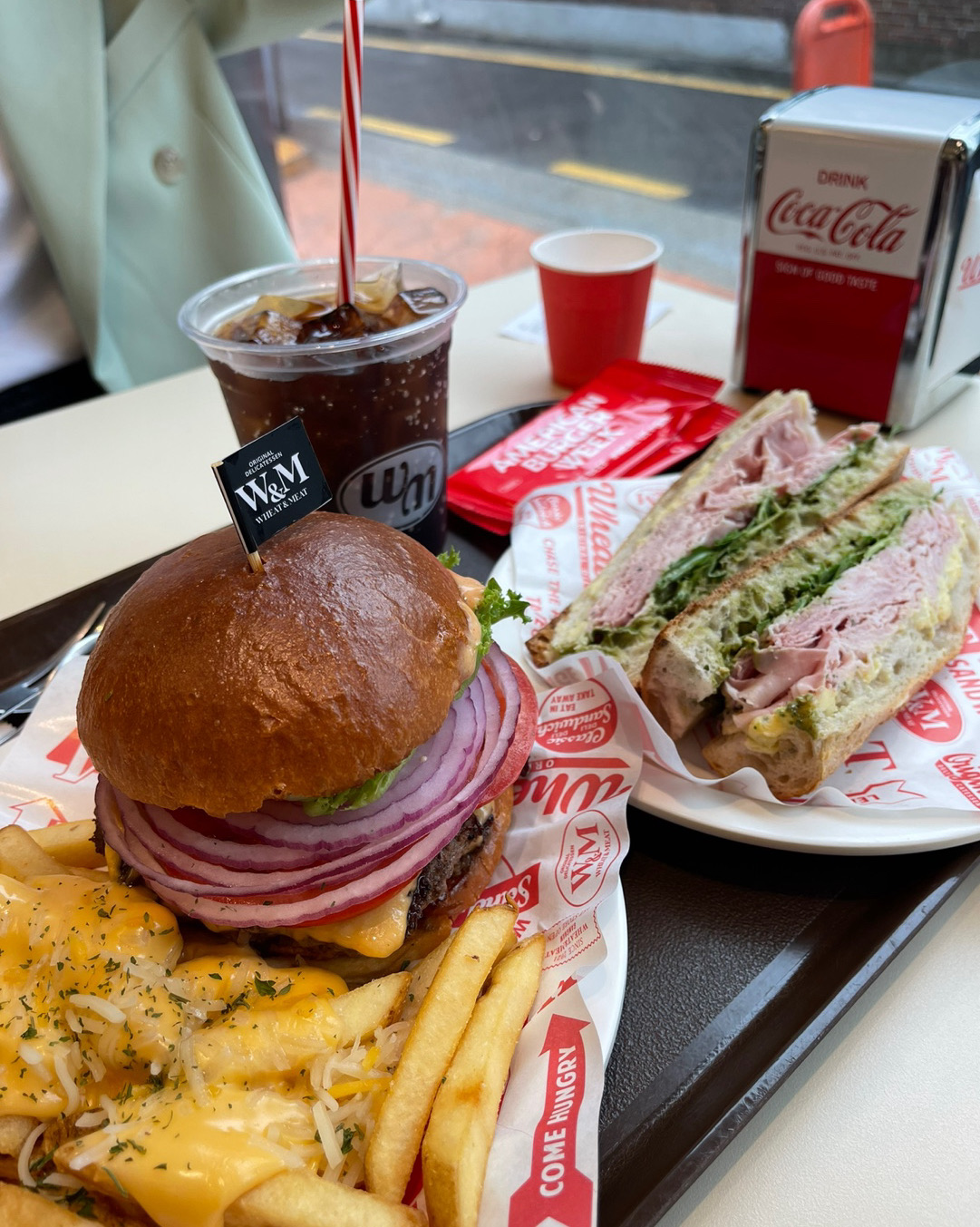 잠봉뵈르 샌드위치 먹어본것 중에 가장 맛있어요. 그리고 버거 패티도 미국버거 맛이라 다음에