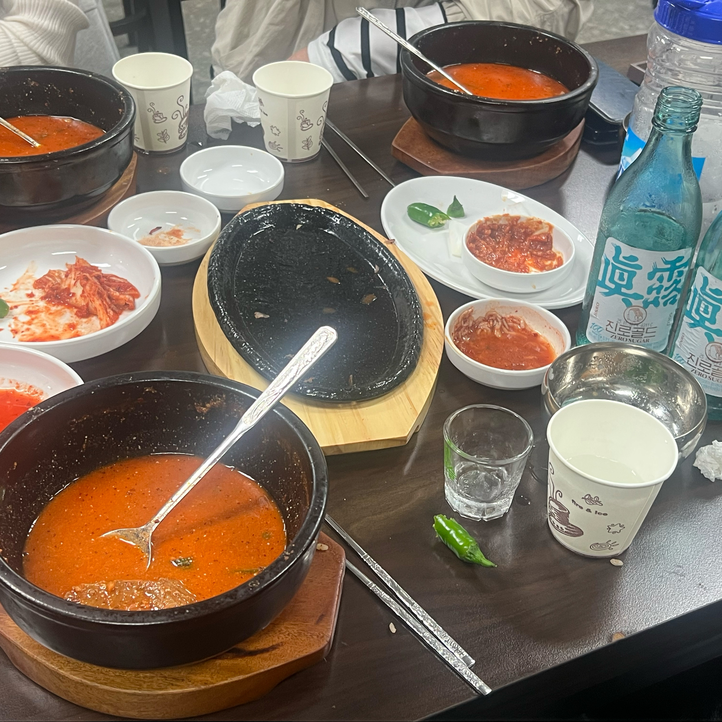 간단하게 밥만먹고 가려다 너무 맛잇어서 소주가 술술 들어갑니다 송도에10년 살았는데 진짜