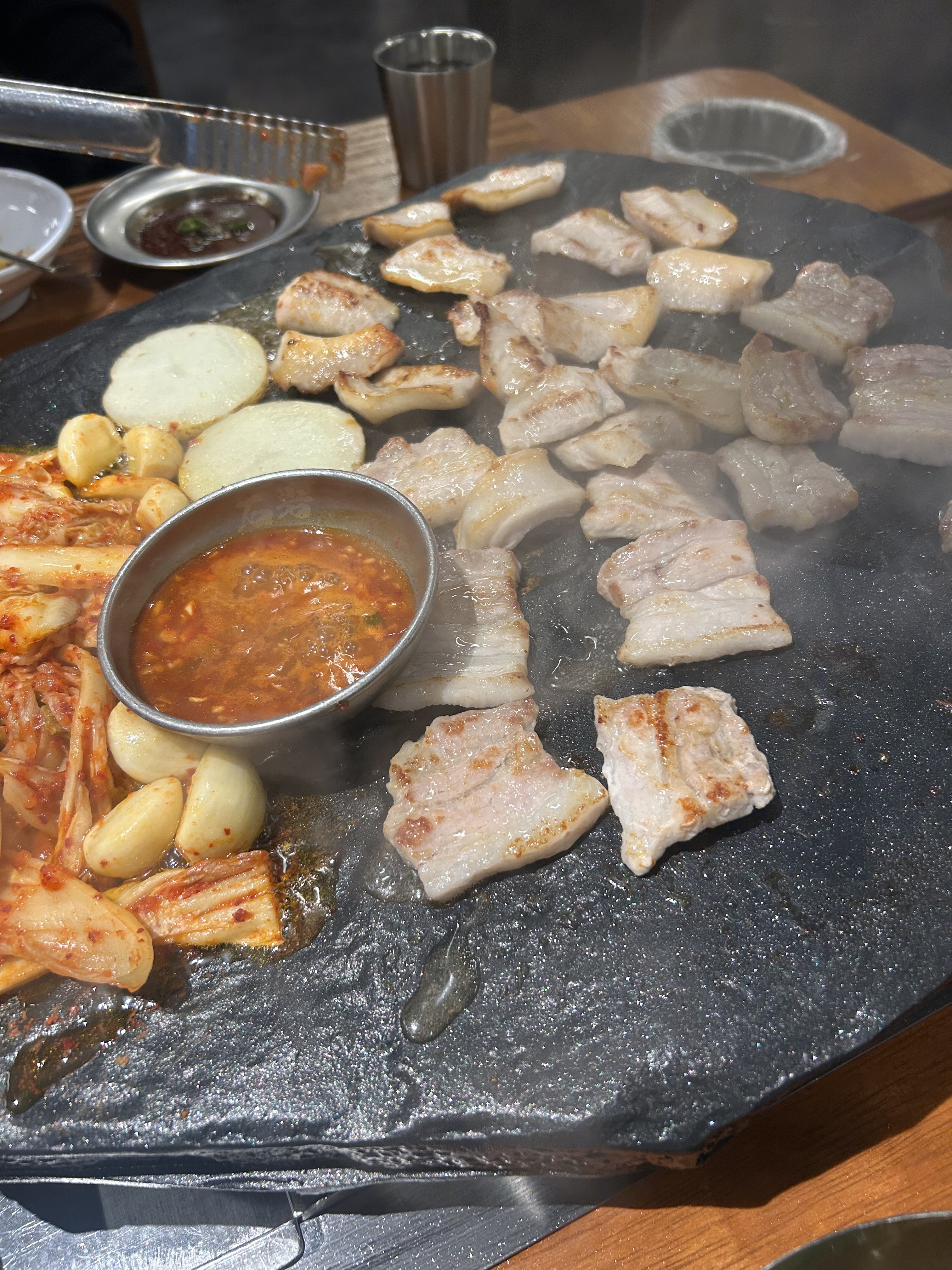 고기 질도 좋고 돌판에 구워먹으니 맛도좋고 분위기도 너무 좋습니다👍🏻자주 이용할거 같아요 - 인천 맛집 석암생소금구이 송도타임스페이스점