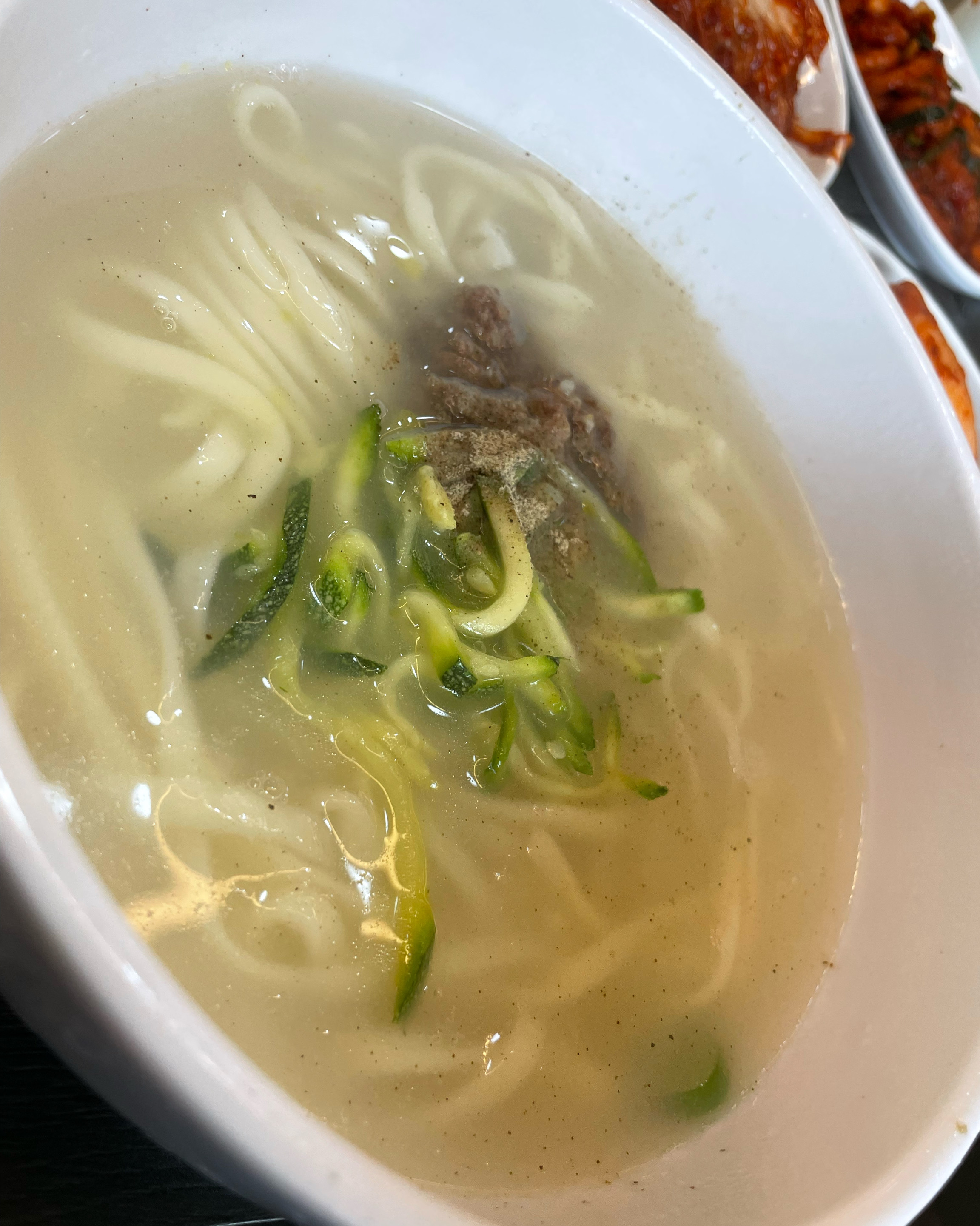 한시간 기다려서 입장했어여. 전현무 접시엔 이리 뻑뻑살이 아니였는데, 고기가 아쉽네요. - 성수 맛집 훼미리손칼국수보쌈