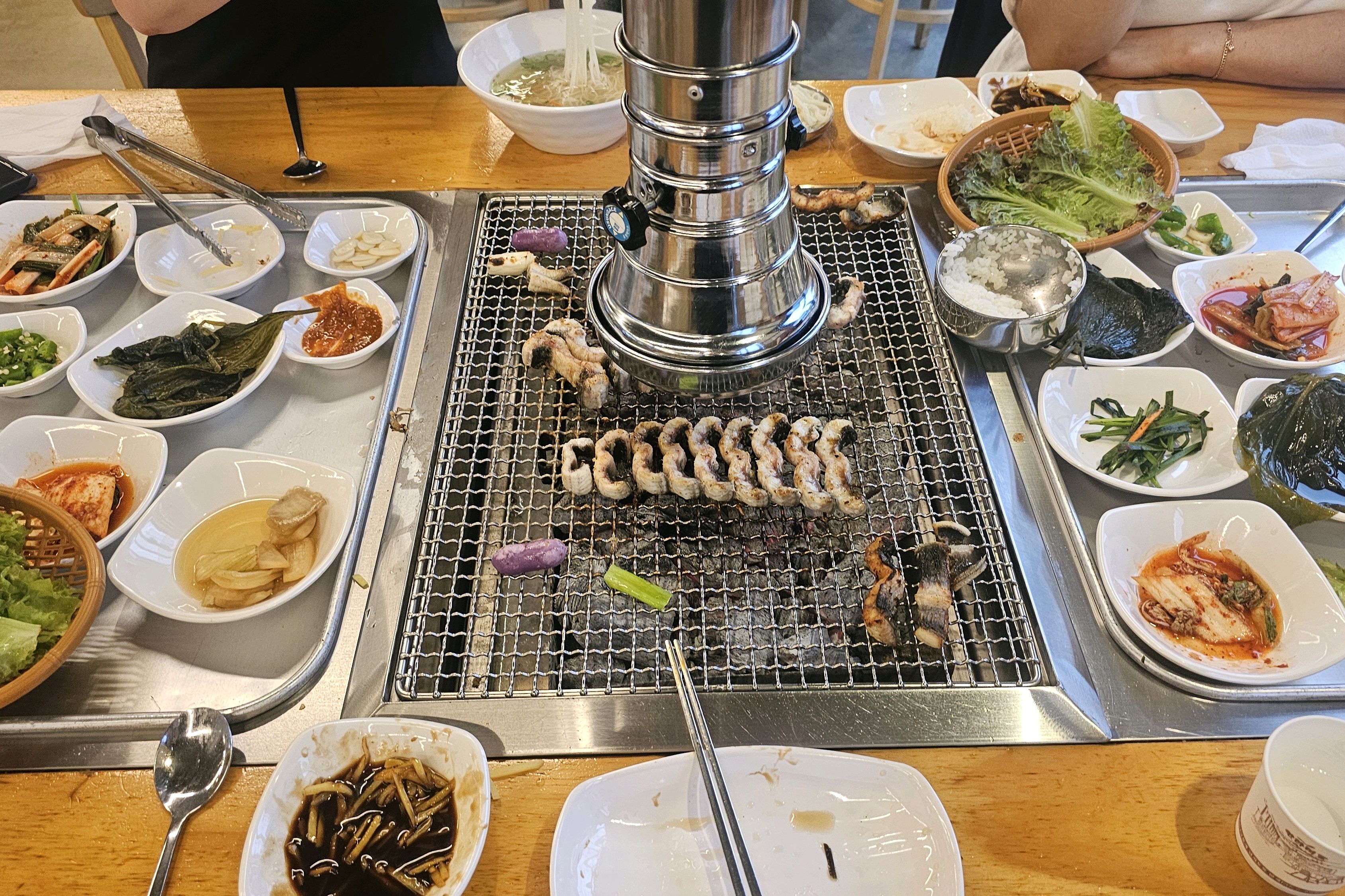 몇번쩨방문이지만 올때마다 더 맛있고  장어가 튼실해요~~  무더운여름  잘먹고버텨봐야죠~~