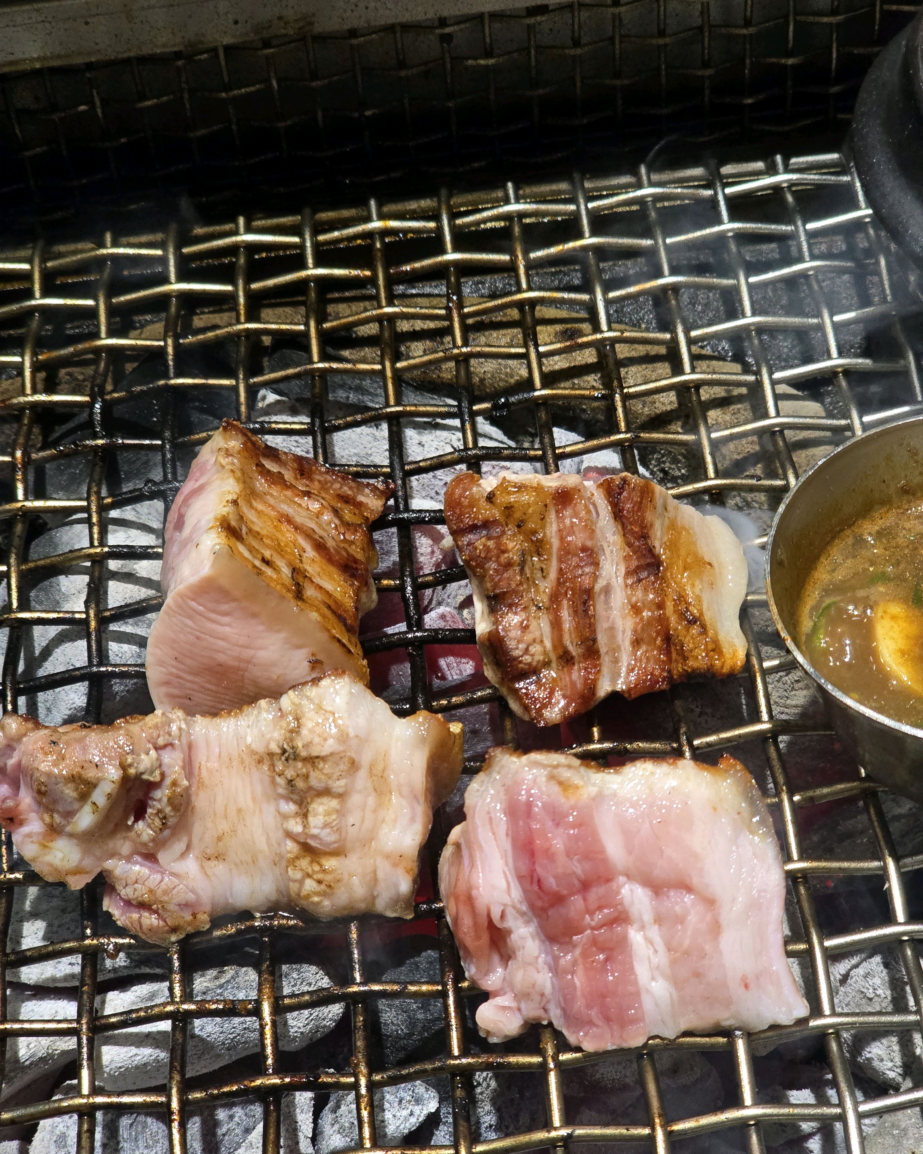 가게가 넓고 멋있어여! 고기도 맛있고 부드럽게 잘구워주세요. 늦게까지 영업하는 식당이 있어