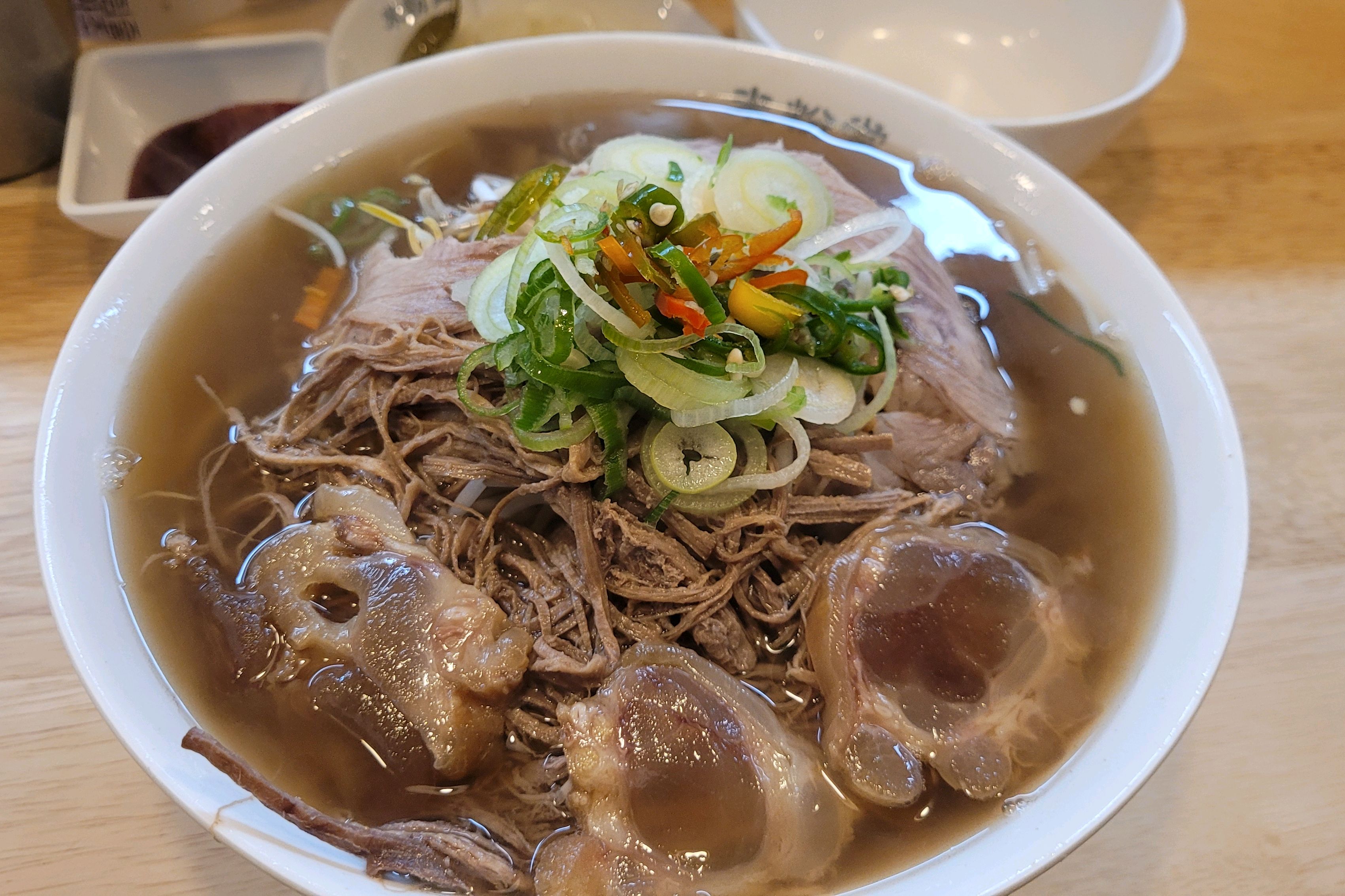 국물이 진해서 몸보신하는것 같아요~며칠전에 먹었는데 비오니 생각나는 맛이라 또 왔네요~양도