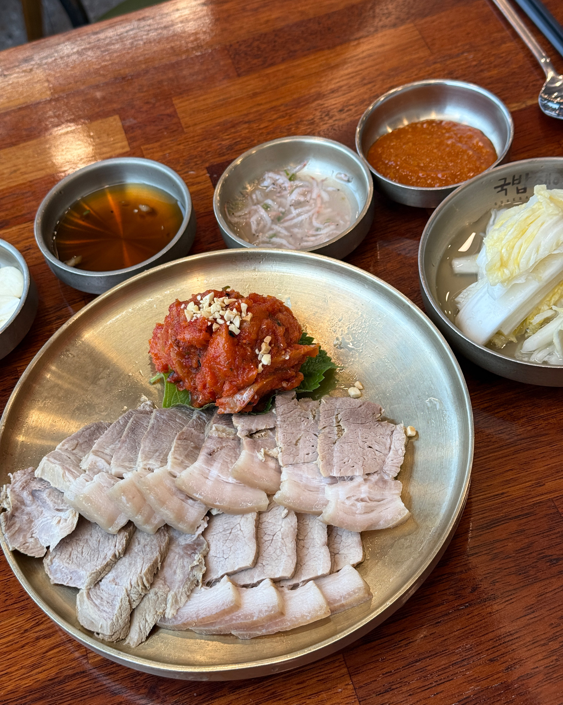 야들야들 고기와 정갈한 반찬으로 너무 맛있어요!! 깔끔하게 먹고싶어서 검색중에 방문했는데