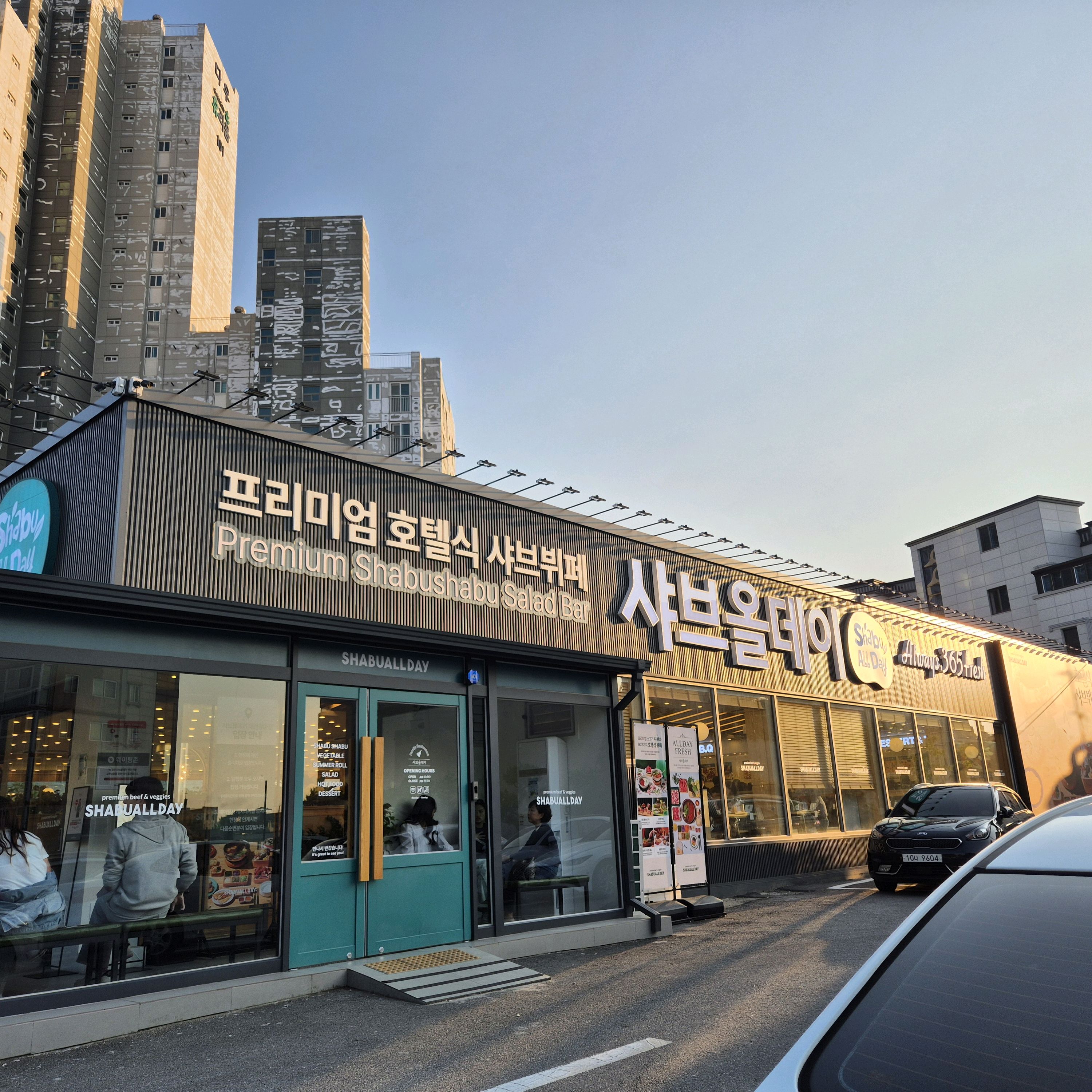 오픈 때부터 웨이팅이 심하다는 소문을 듣고 갈 엄두가 않나 시간이 좀 지나고 평일에 저녁에