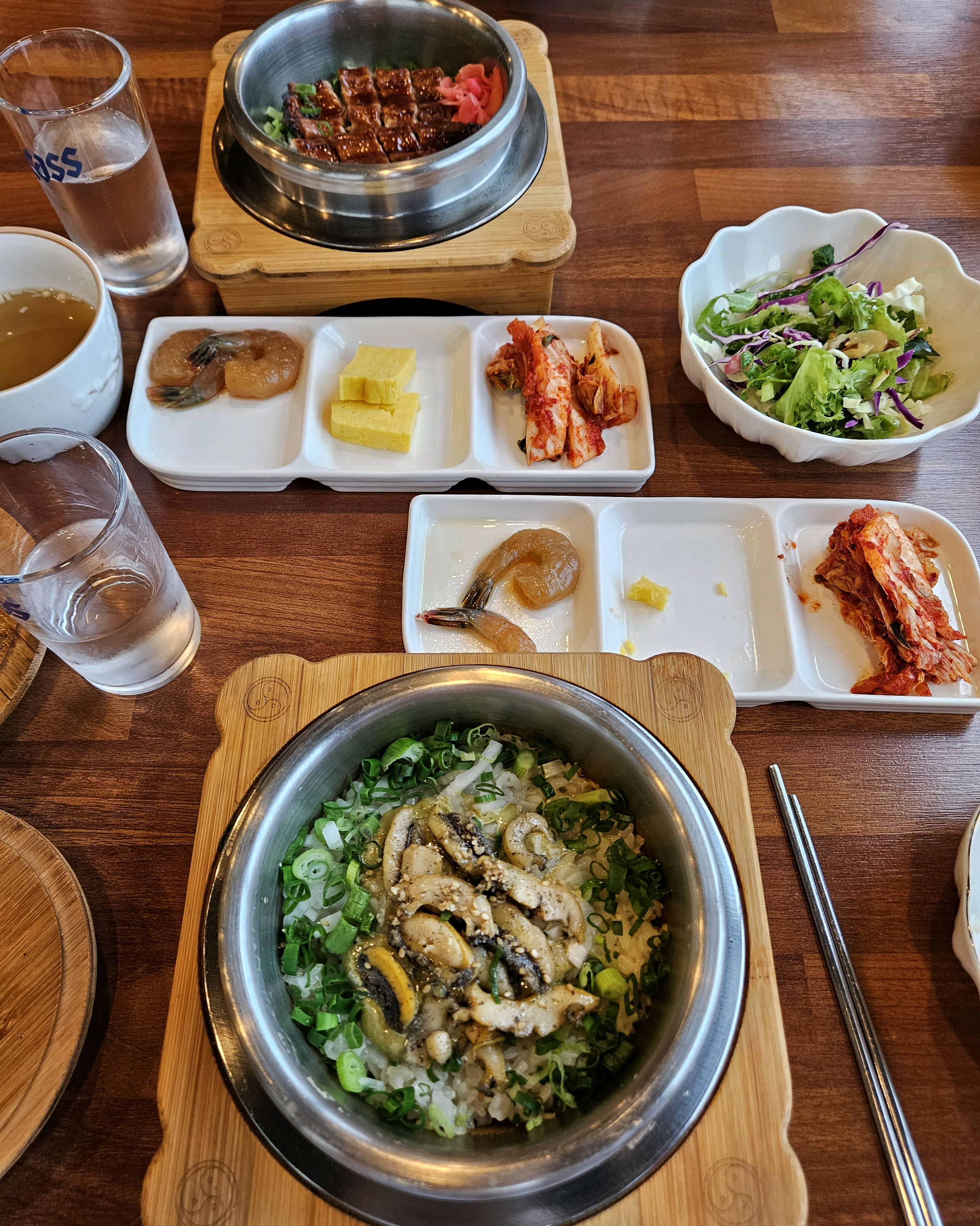 전복 솥밥이랑 장어솥밥 먹고 왔습니다. 음식 똑 깔끔하고 무엇보다 뷰가 정말 좋네요. 데이