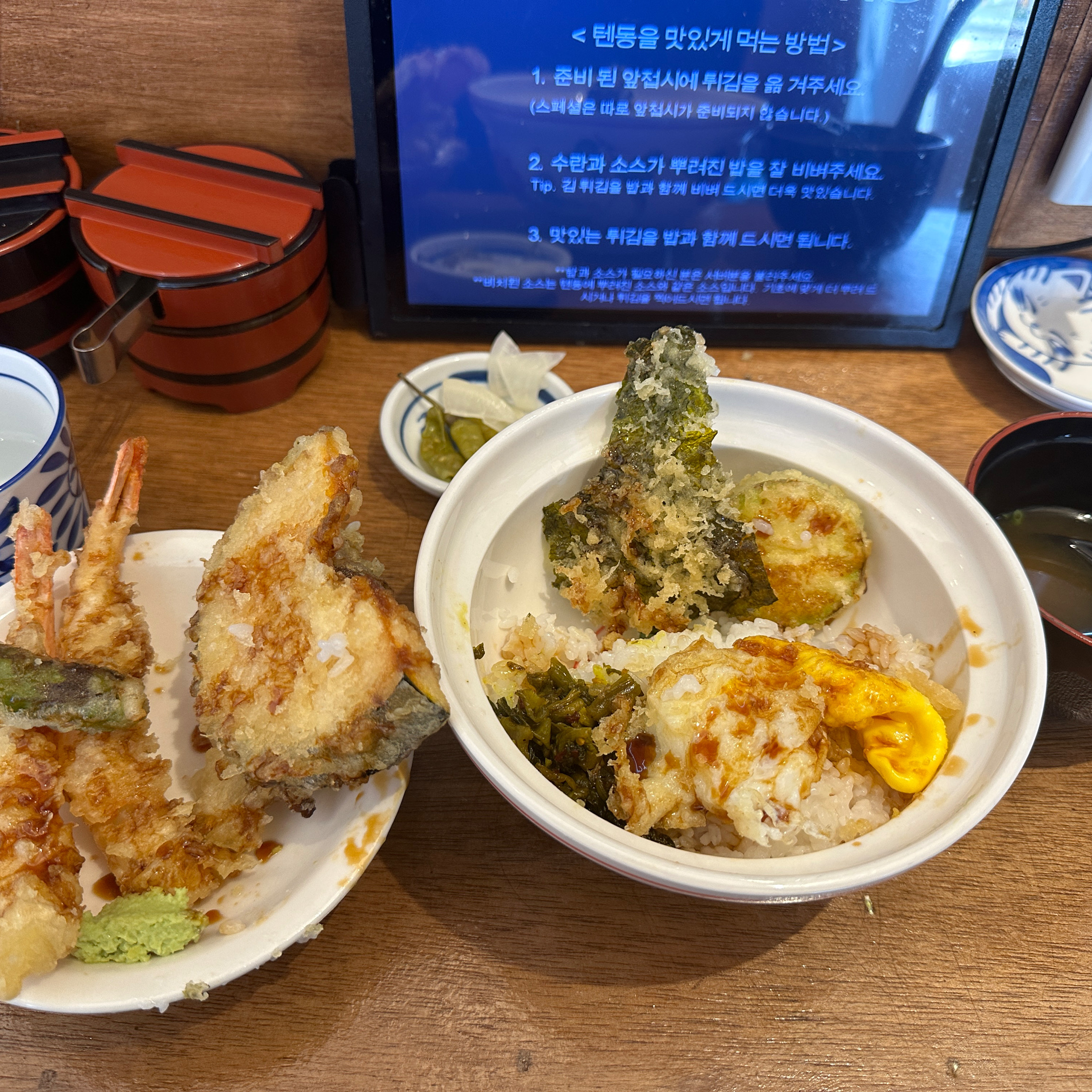 수란이라기보다는 약간 계란프라이 같았지만, 전반적으로 맛있었습니다. - 제주 맛집 513텐동
