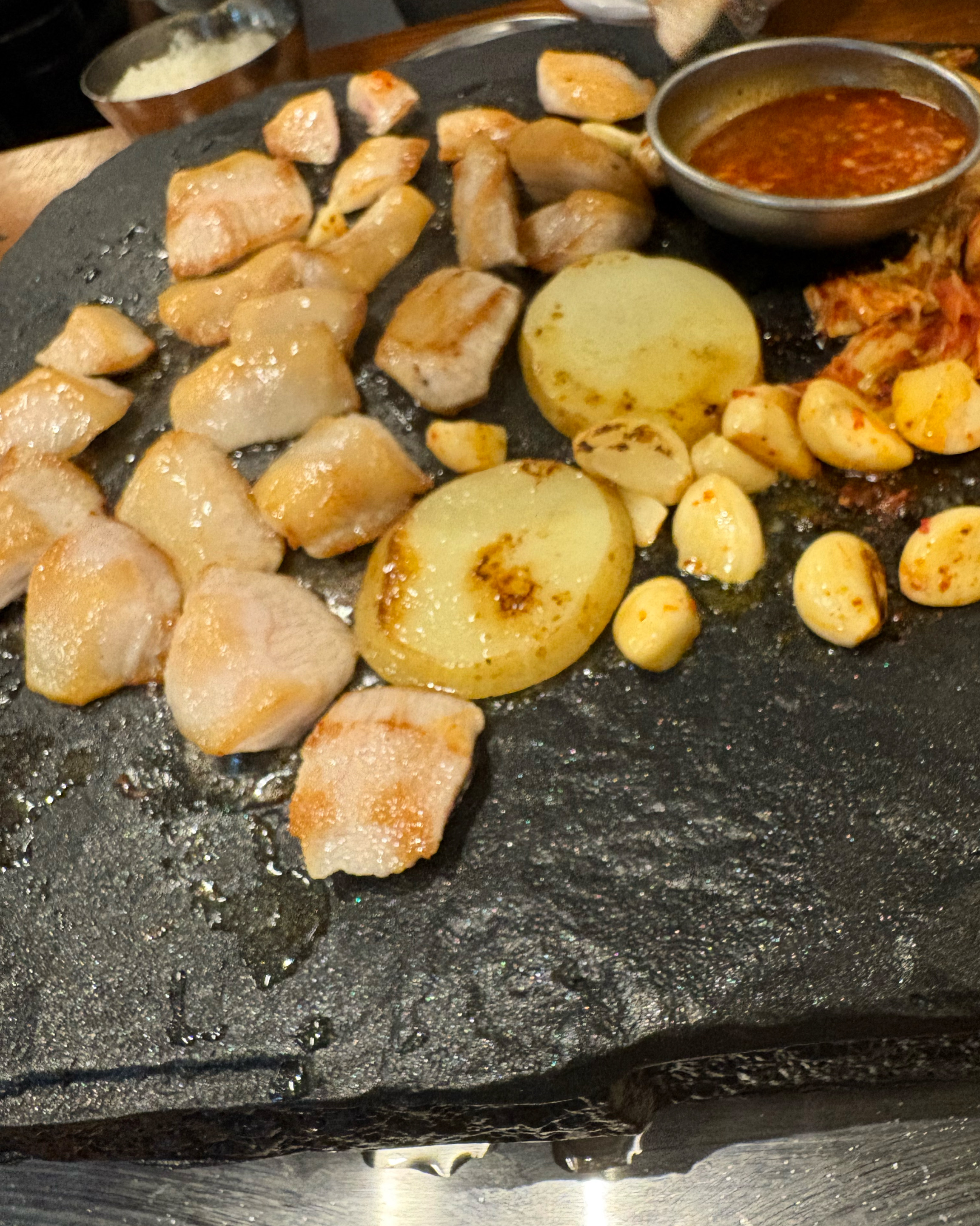 돌판에 구워서 신기했는데 너무너무 맛있어요! - 인천 맛집 석암생소금구이 송도타임스페이스점