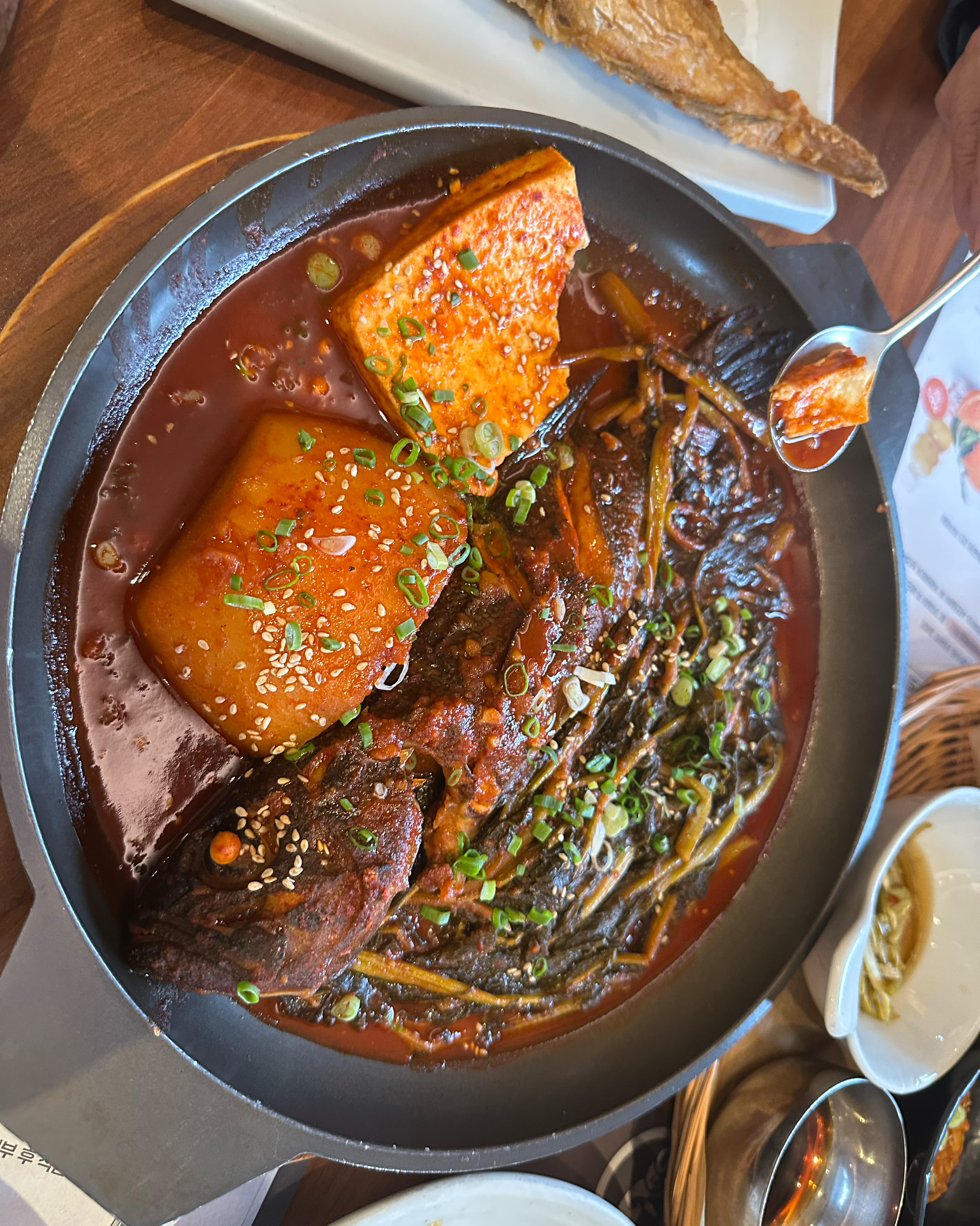 제주에서 진짜 맛잇는 집이라 추천 받고 부모님 모시고 왔는데 정~~말 맛있네요. - 제주 맛집 고집돌우럭 제주공항점
