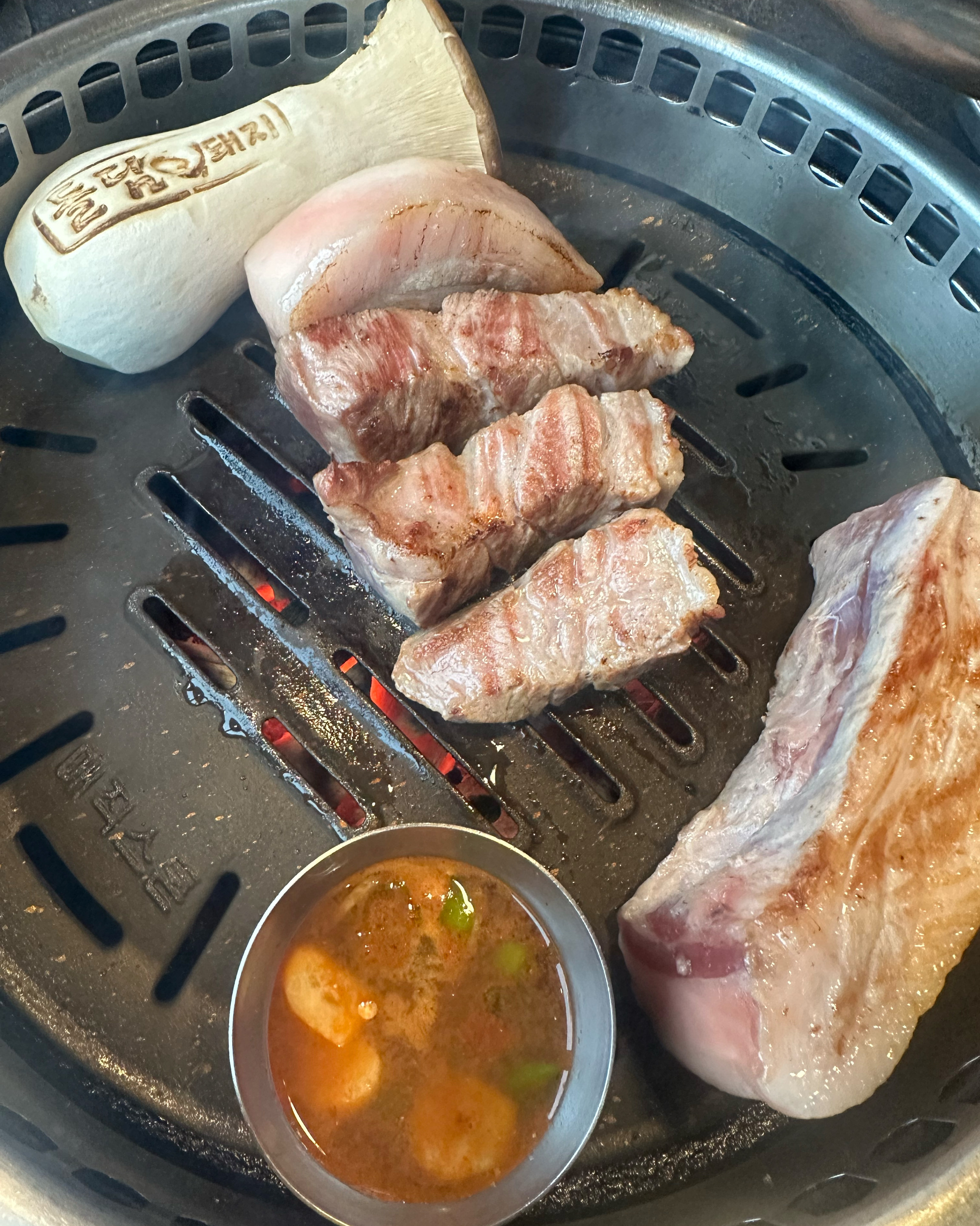 고기도 다 직접 구워주셔서 아기새마냥 맛있게 잘 받아먹었어요 고기 넘 맛있네용😆 - 제주 맛집 돌담흑돼지 중문점