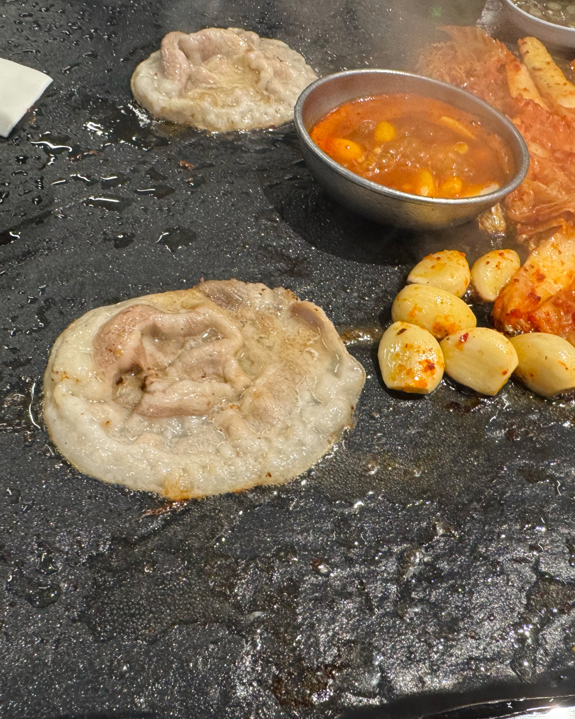 돌판에 떡 치즈 구워 함께 먹으니 넘 좋네요ㅋ - 인천 맛집 석암생소금구이 송도타임스페이스점
