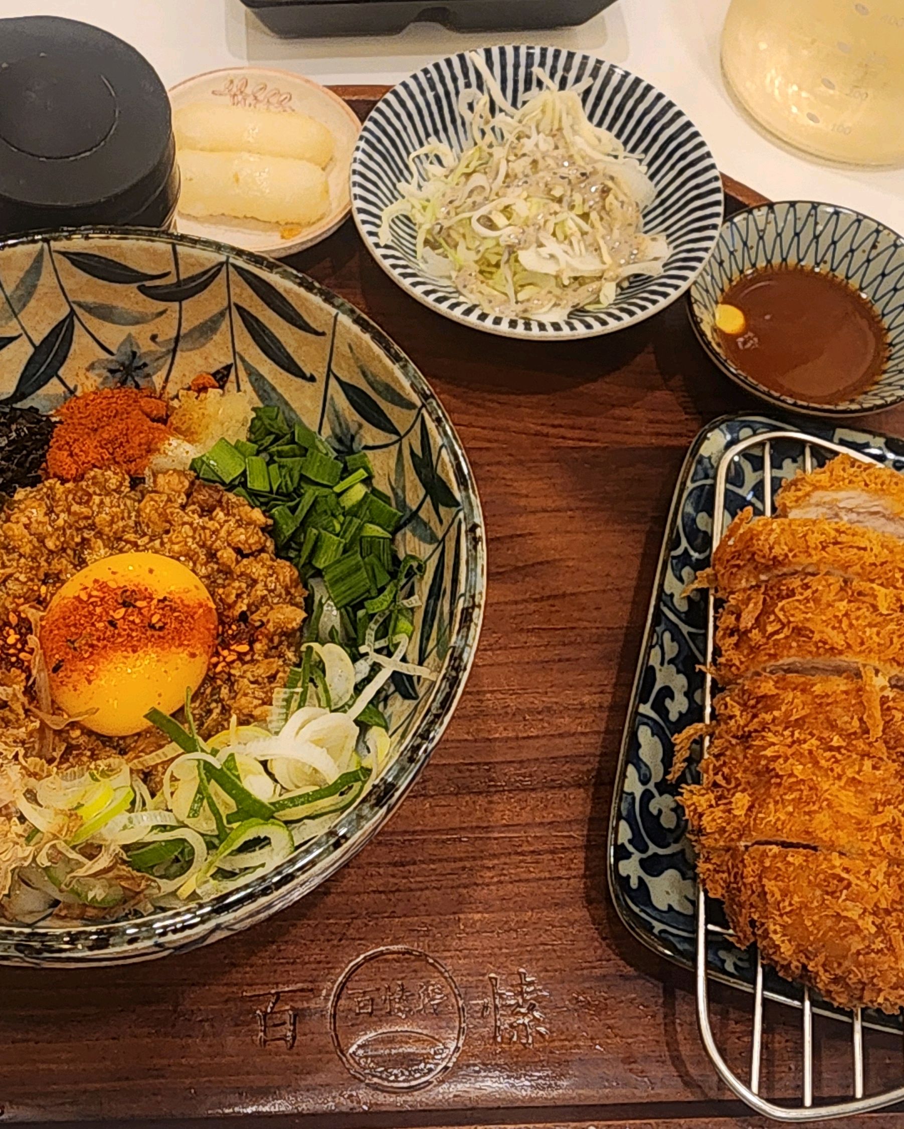 마제소바랑 돈까스 맛있어용 자주찾아오는데 저녁엔 한가해사 좋네요~ - 구디 맛집 백소정 구로디지털점