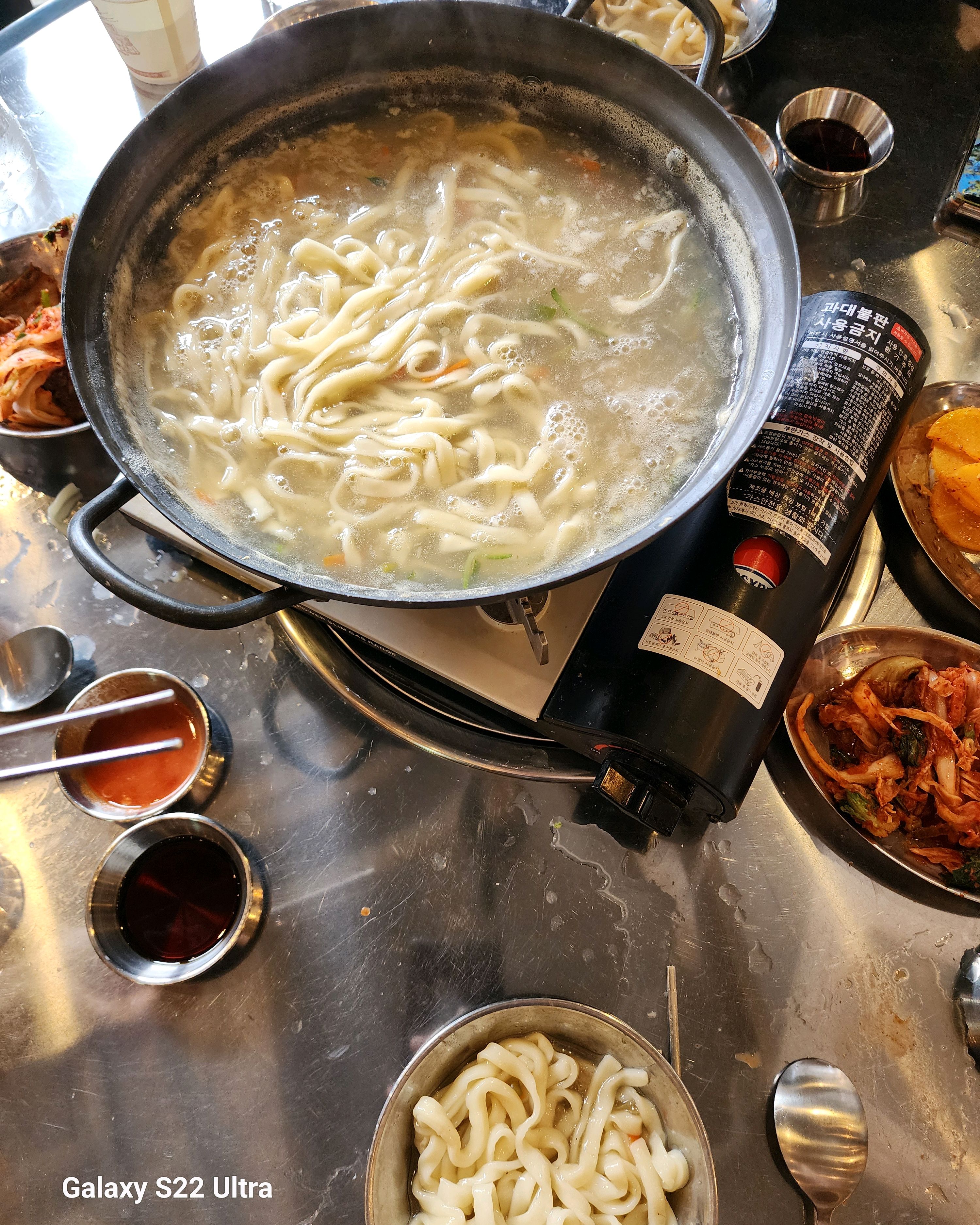 가게 방문하여 사람들이 굉장히 많았는데 한자리 비어있어서 바로 먹었습니다. 가격 대비 양