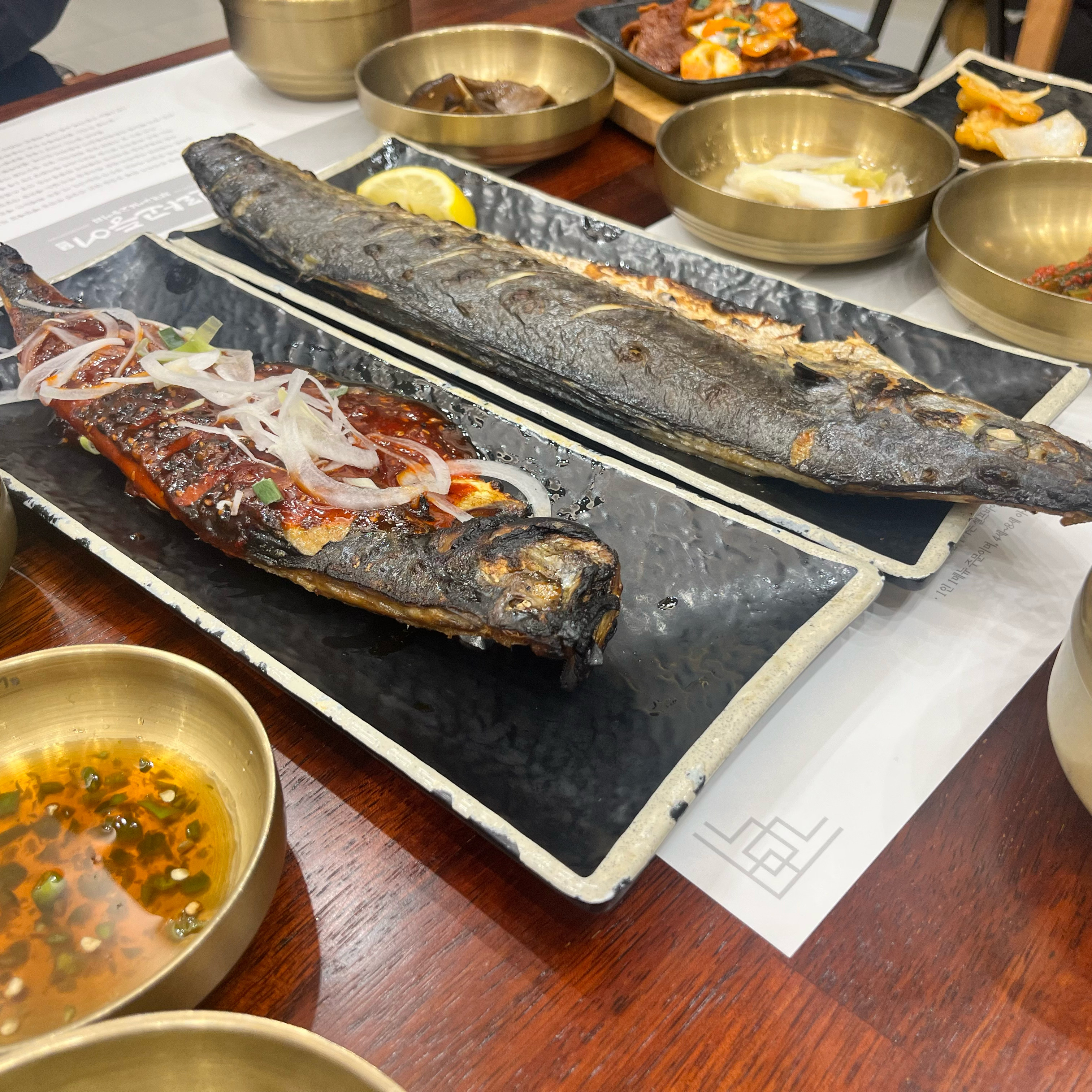 크기보세요 정말 크고 맛있어요 그리고 매장이 깨끗하고 넓어서 회식장소나 손님들 모시고 오면