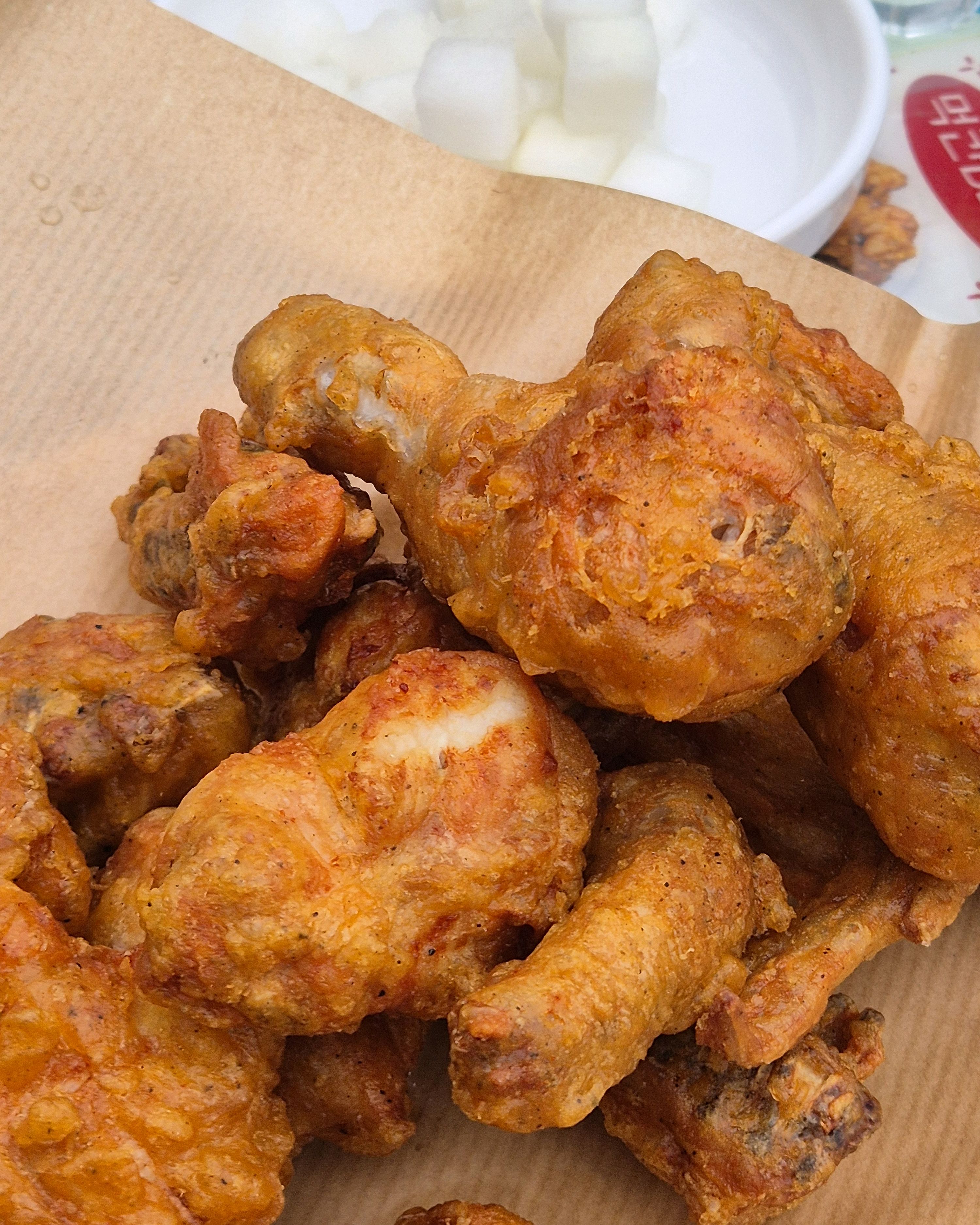 튀기 색부터 미쳤다리 지렸다리 맛은 또 어떡할겨 맛집을 이제야 발견해부렀네 아따 아쉬워버라