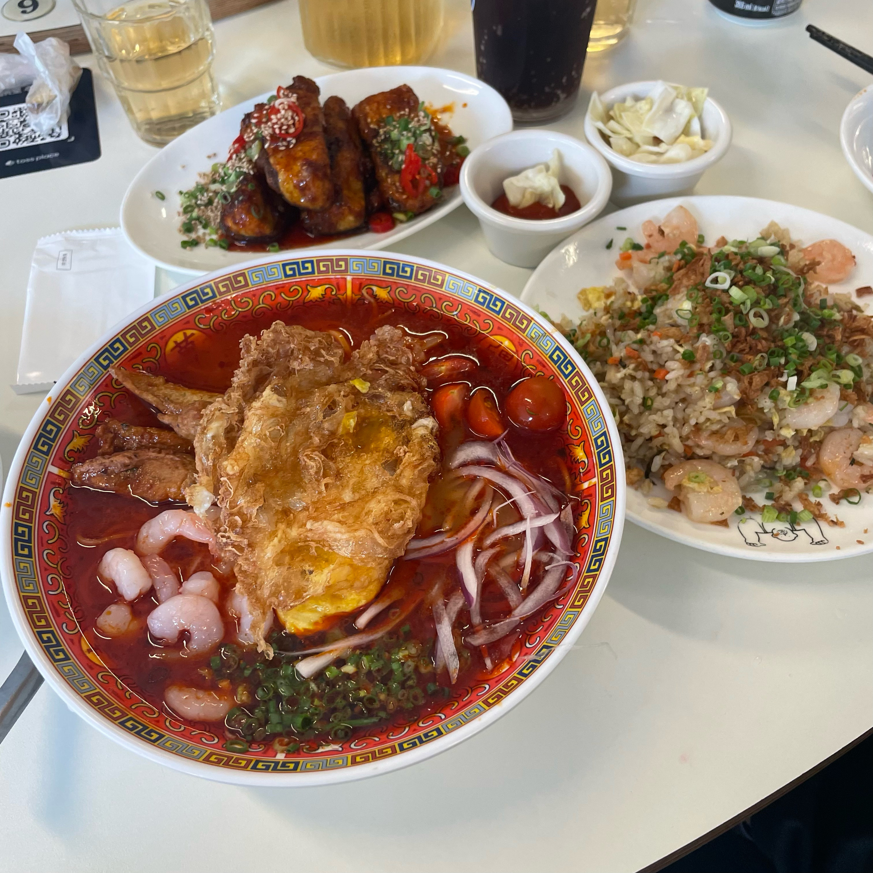 지나가다 와봤는데 분위기도 재밌고 음식도 맛있네요 - 압구정 맛집 모던 아시안 누들 서비스
