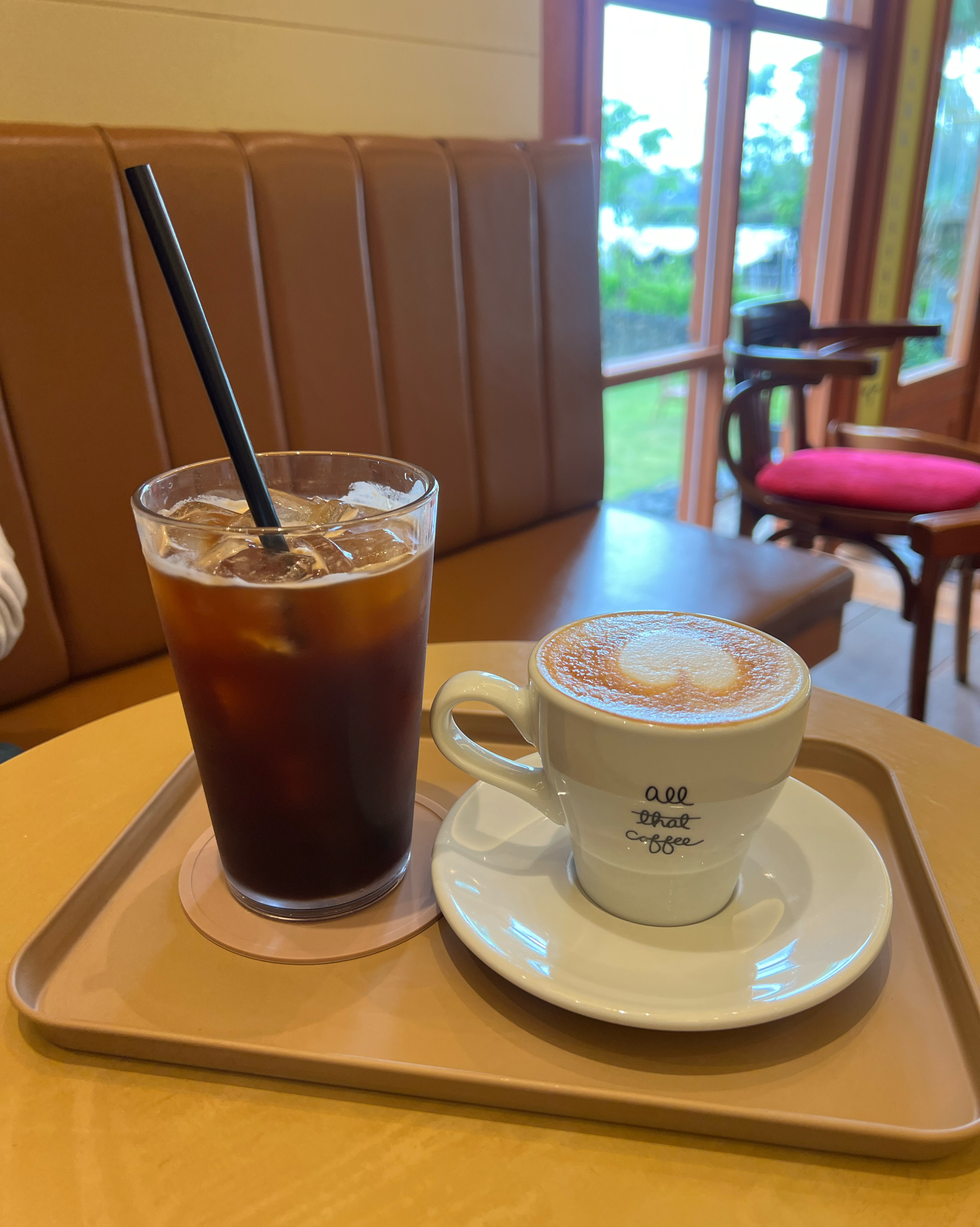카페 외부가 너무 예뻐서 들어왔는데 내부도 분위기 너무 좋아요✨ - 제주 맛집 올댓커피 제주