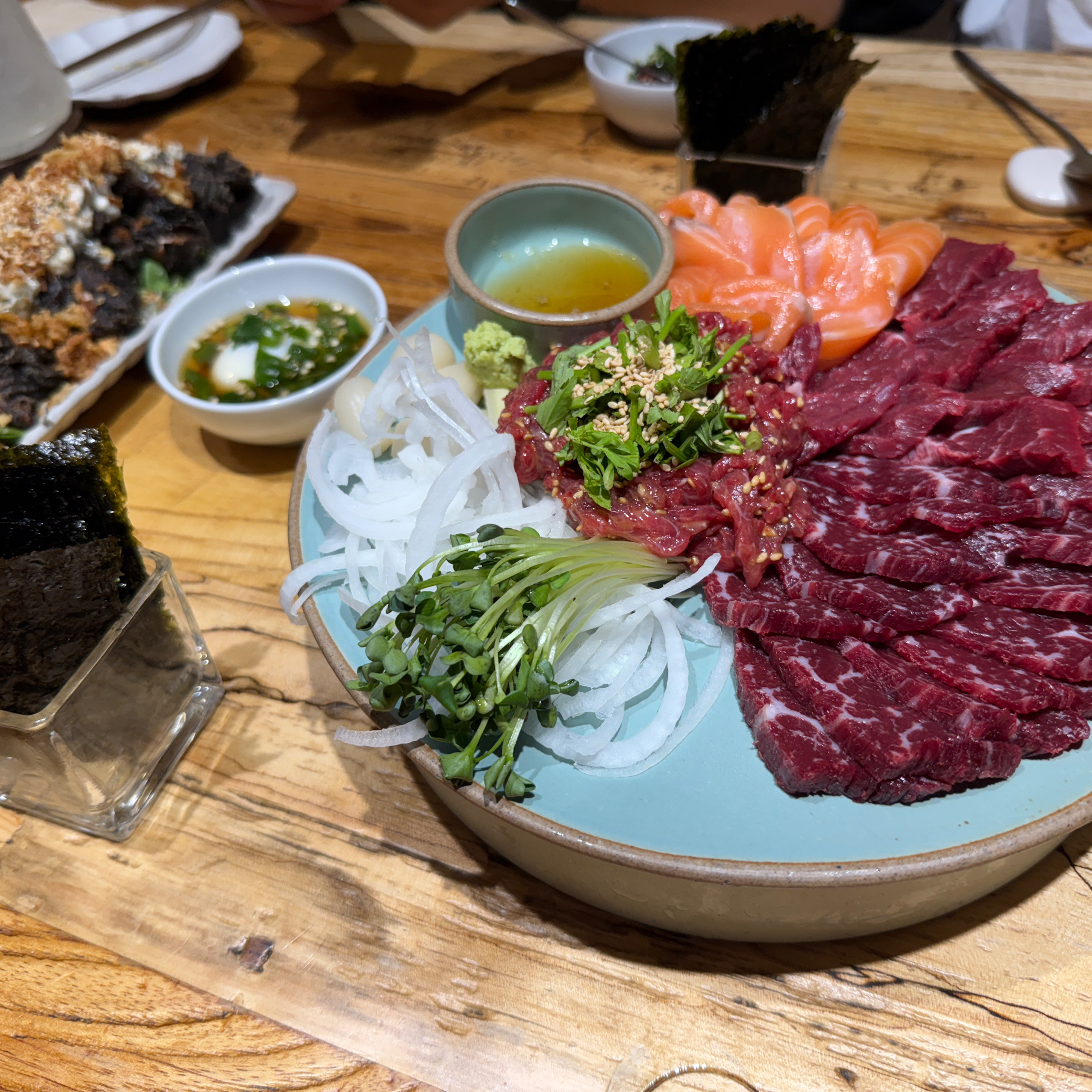 최애 단골 맛집 와서 지인들이랑 맛있는 뭉티기와 육회 등등 다양한 안주 먹고 수다 엄청 떨