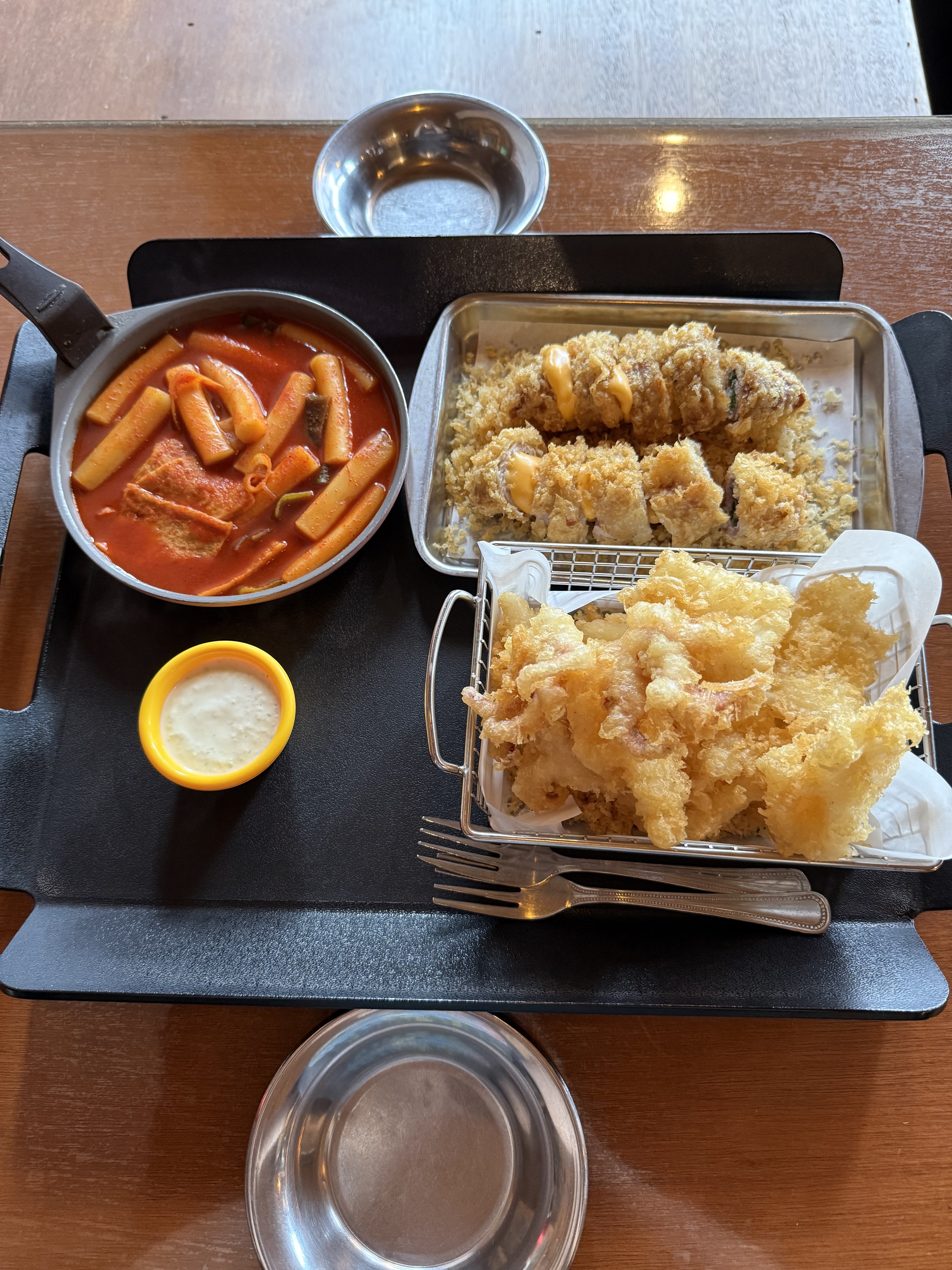 흑돼지튀김은 깻잎향과 흑돼지맛이 잘 느껴지고 무엇보다 튀김이 진짜 바삭바삭해요! 떡볶이는