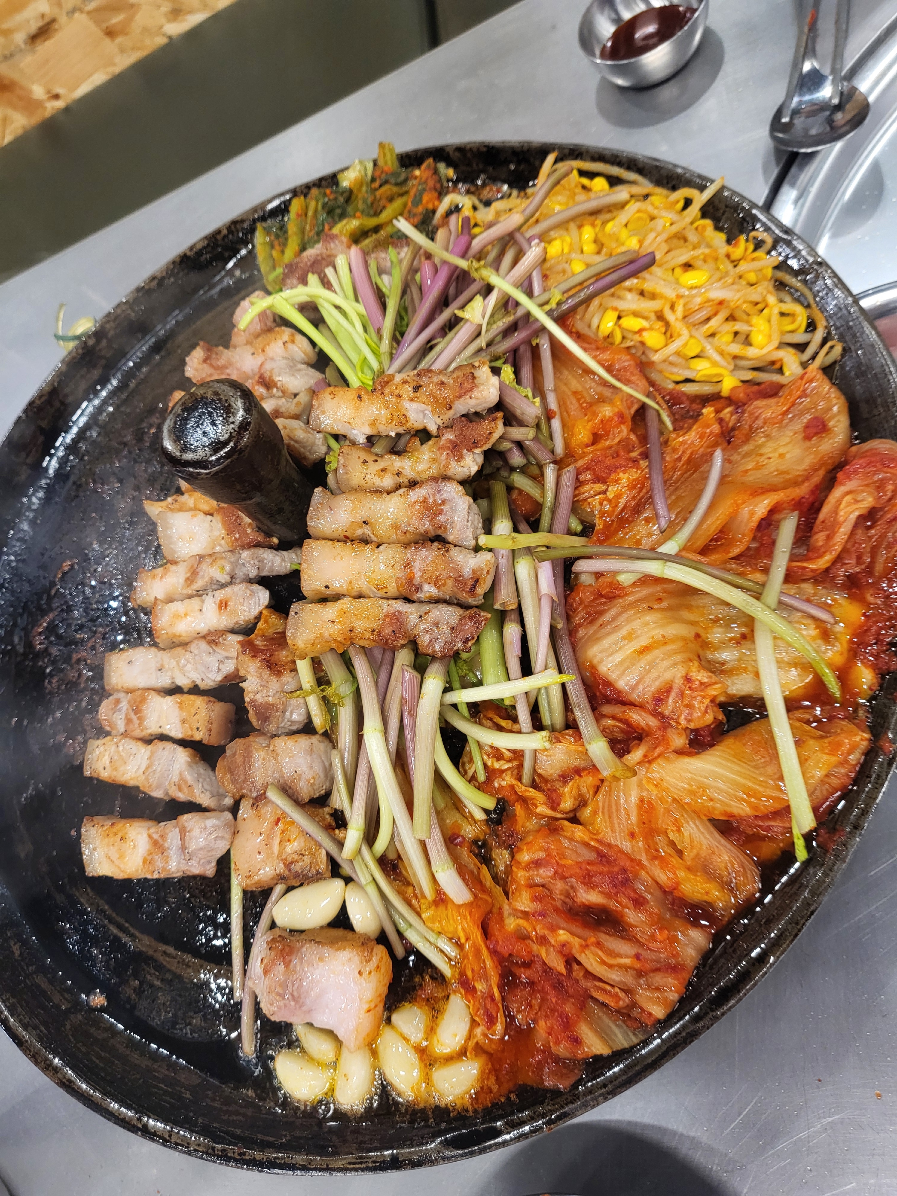 두툼한 고기가 솥뚜껑에 오를때부터 군침이 돌았습니다. 친절하게 고기를 직접 구워주셔서 편하