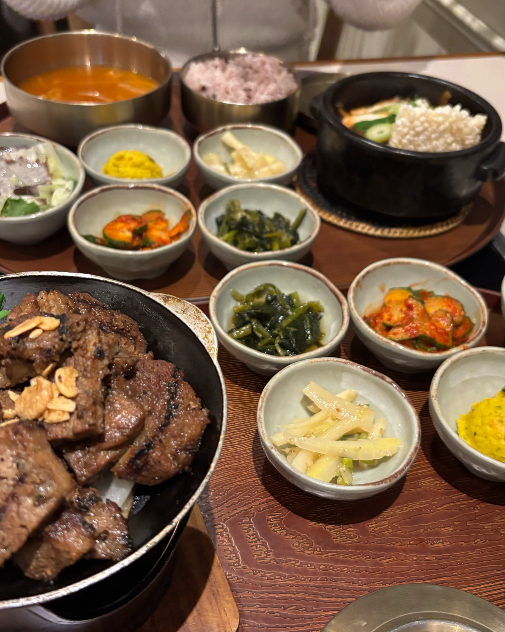 광화문 와서 먹고 가는데 고기도 잘 구워져서 나오고 반찬도 너무 맛있어요 직원분들도 너무 
