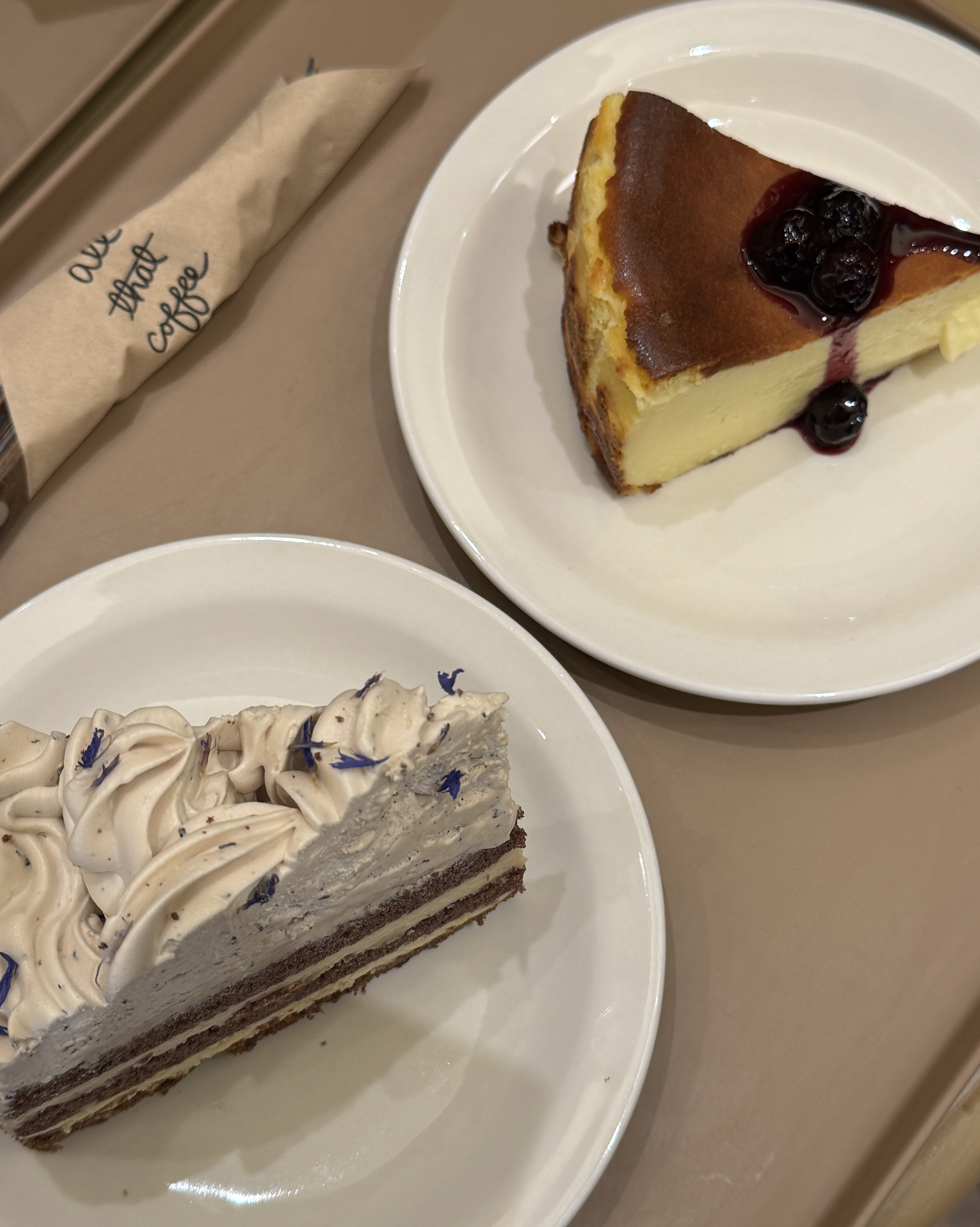 재즈바 분위기가 예뻐요! 비가 많이 와서 아쉽지만ㅠㅠ 맛있는 커피 마시고 갑니당 - 제주 맛집 올댓커피 제주