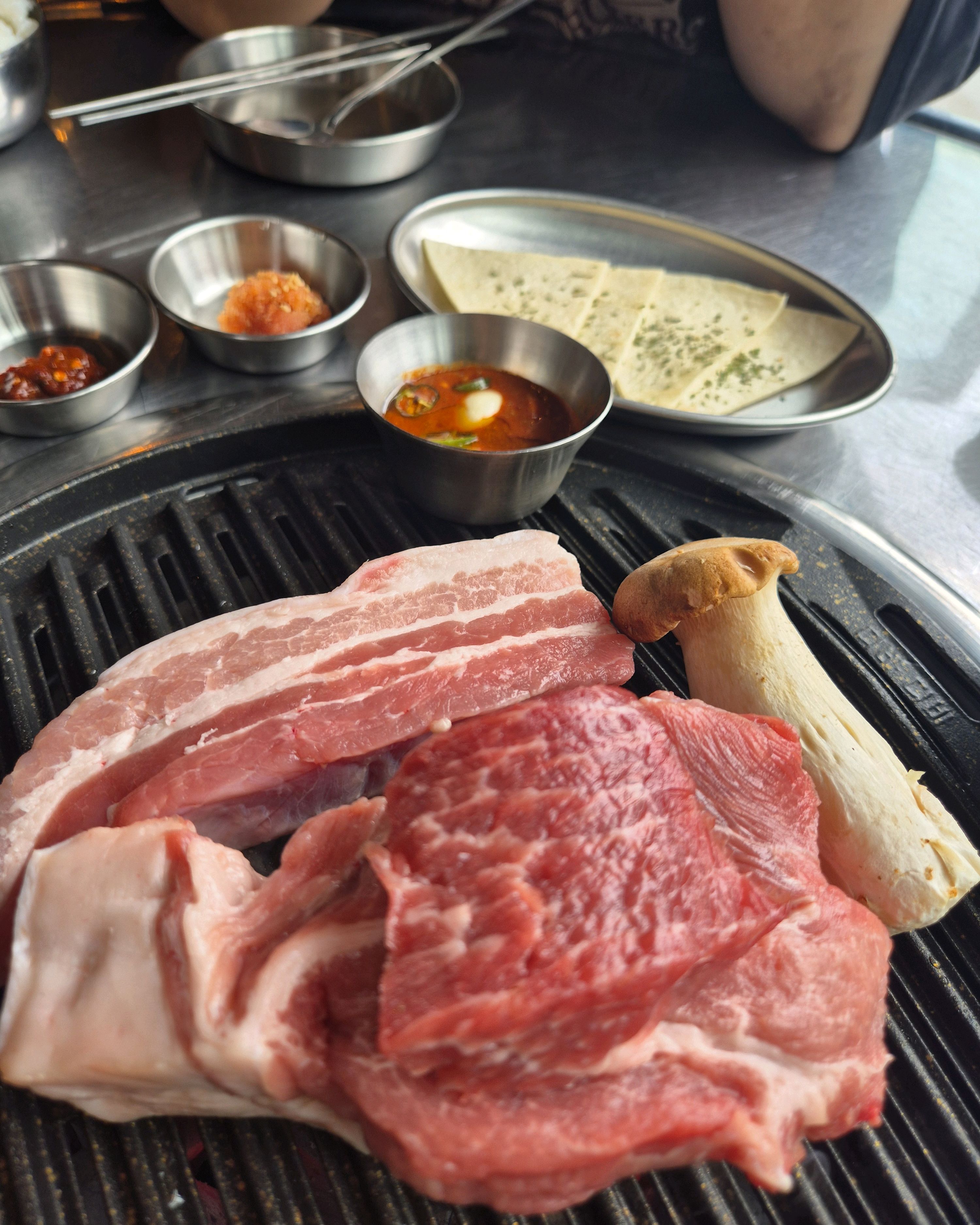 직접 구워주셔서 아이 데리고오기 좋아요! - 아바이마을 맛집 달빛돈가 속초본점