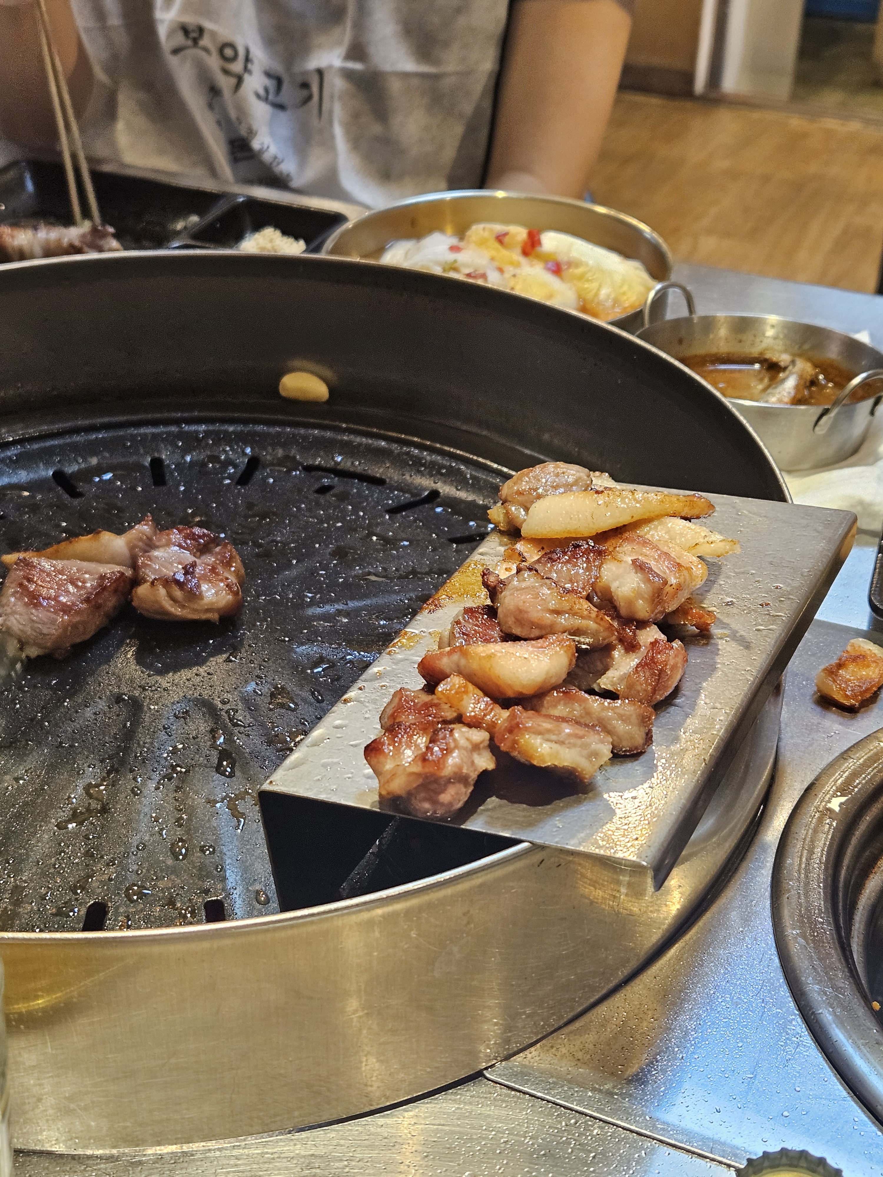 목살 오겹살 뽈살 먹었는데 다 너무 맛있었어요~ 고기 다 구워주셔서 편하게 먹을 수 있었습