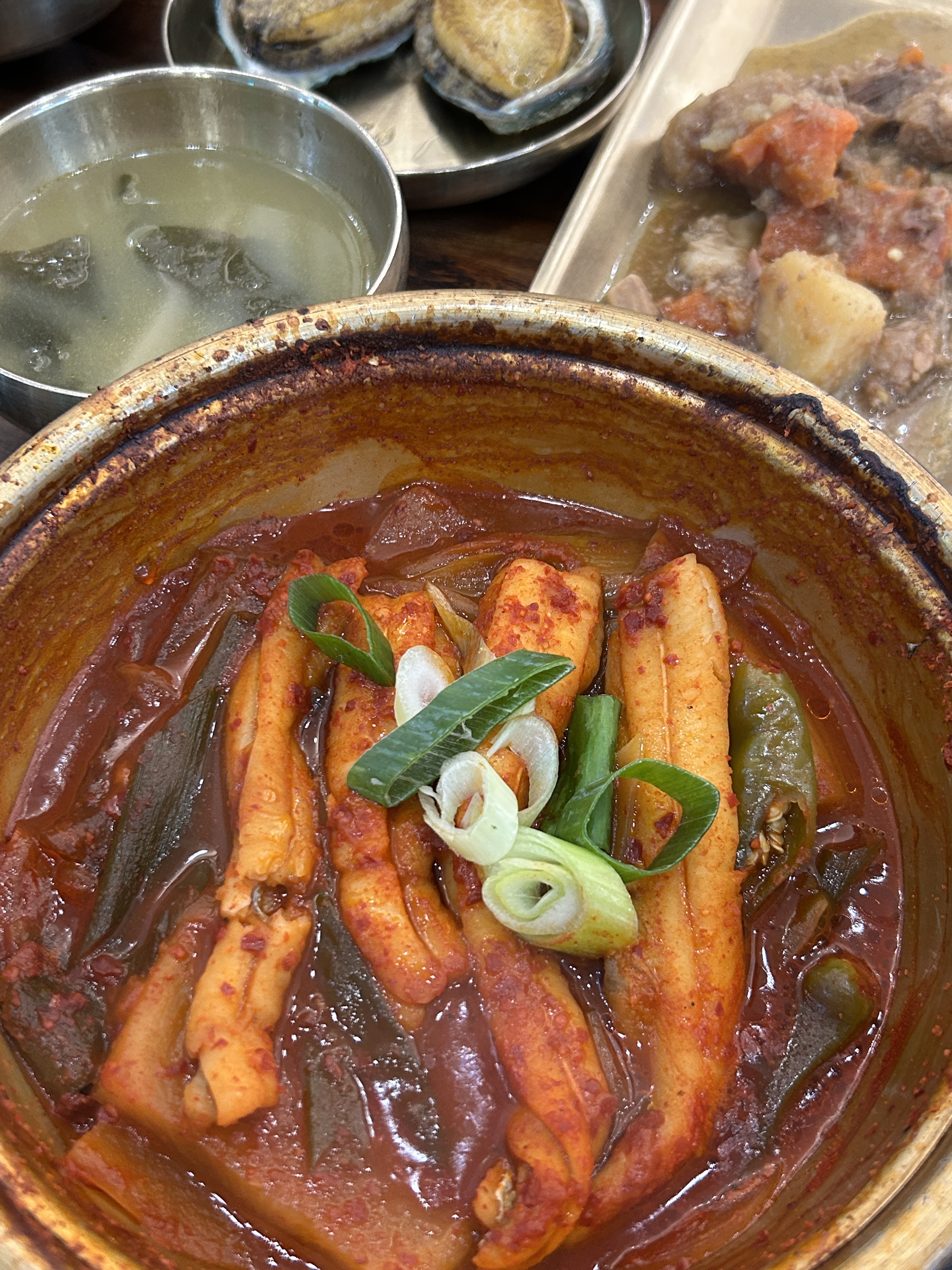 갈치조림 정식을 시켰는데 반찬 구성도 좋고 너~~무 맛있었습니다!!! 여행 첫날 식사였는데
