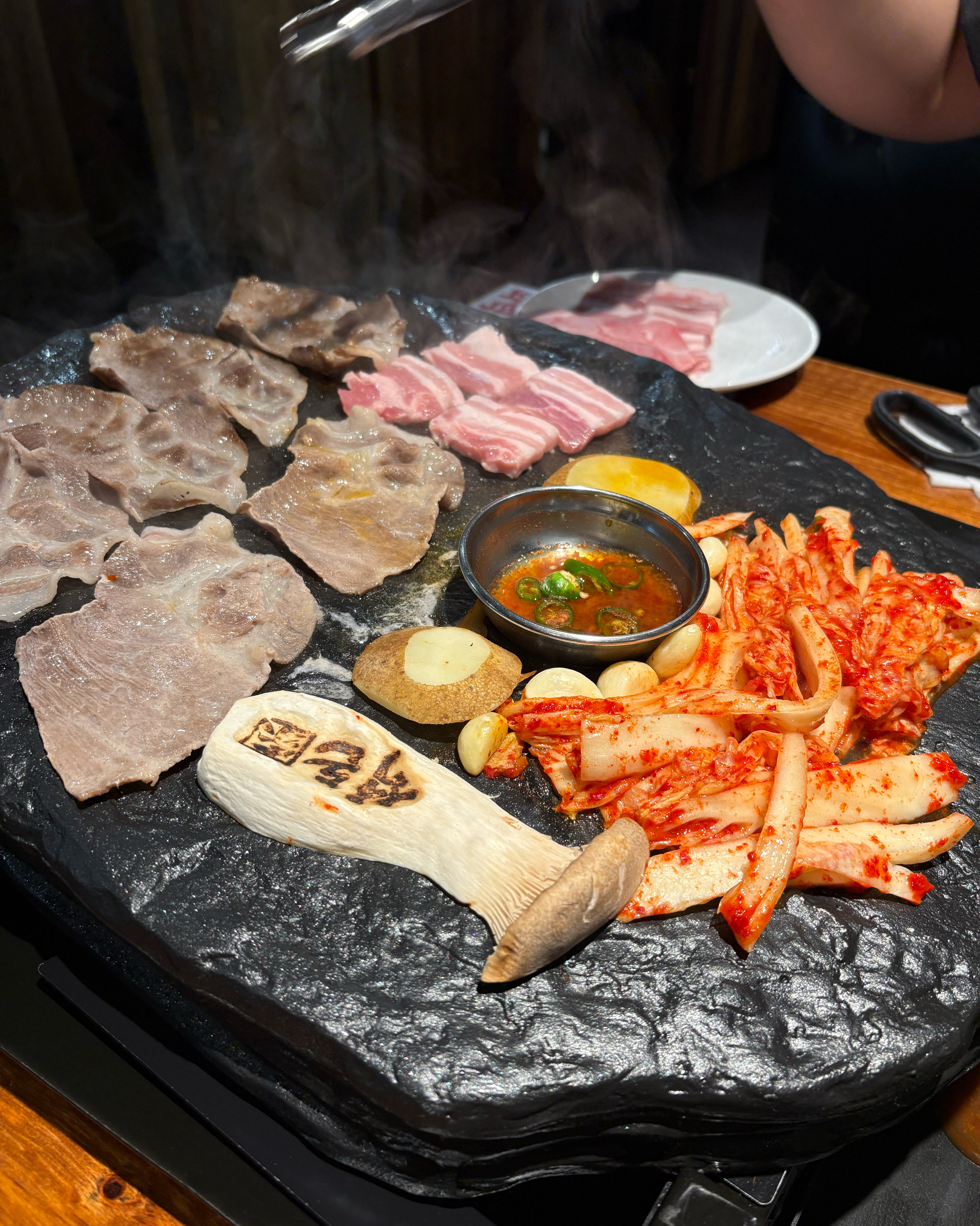 삼겹 진짜 맛있네요! 돌판 짜파게티도 강추! - 인천 맛집 석돈
