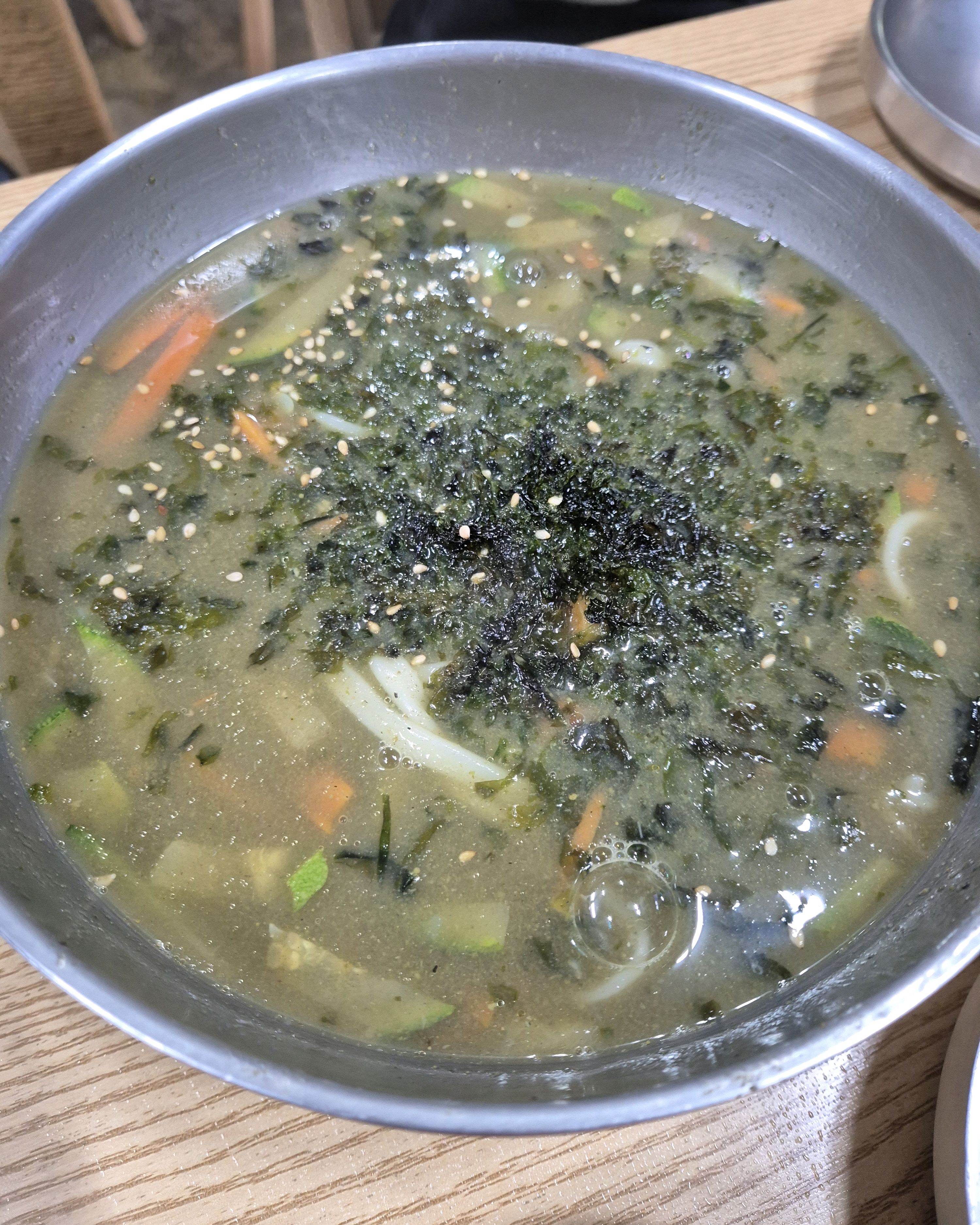 우연히 알게된 칼국수 집인데 먹고 너무 반해버렸습니당 보말죽,한치물회도 같이먹었는데 하나도