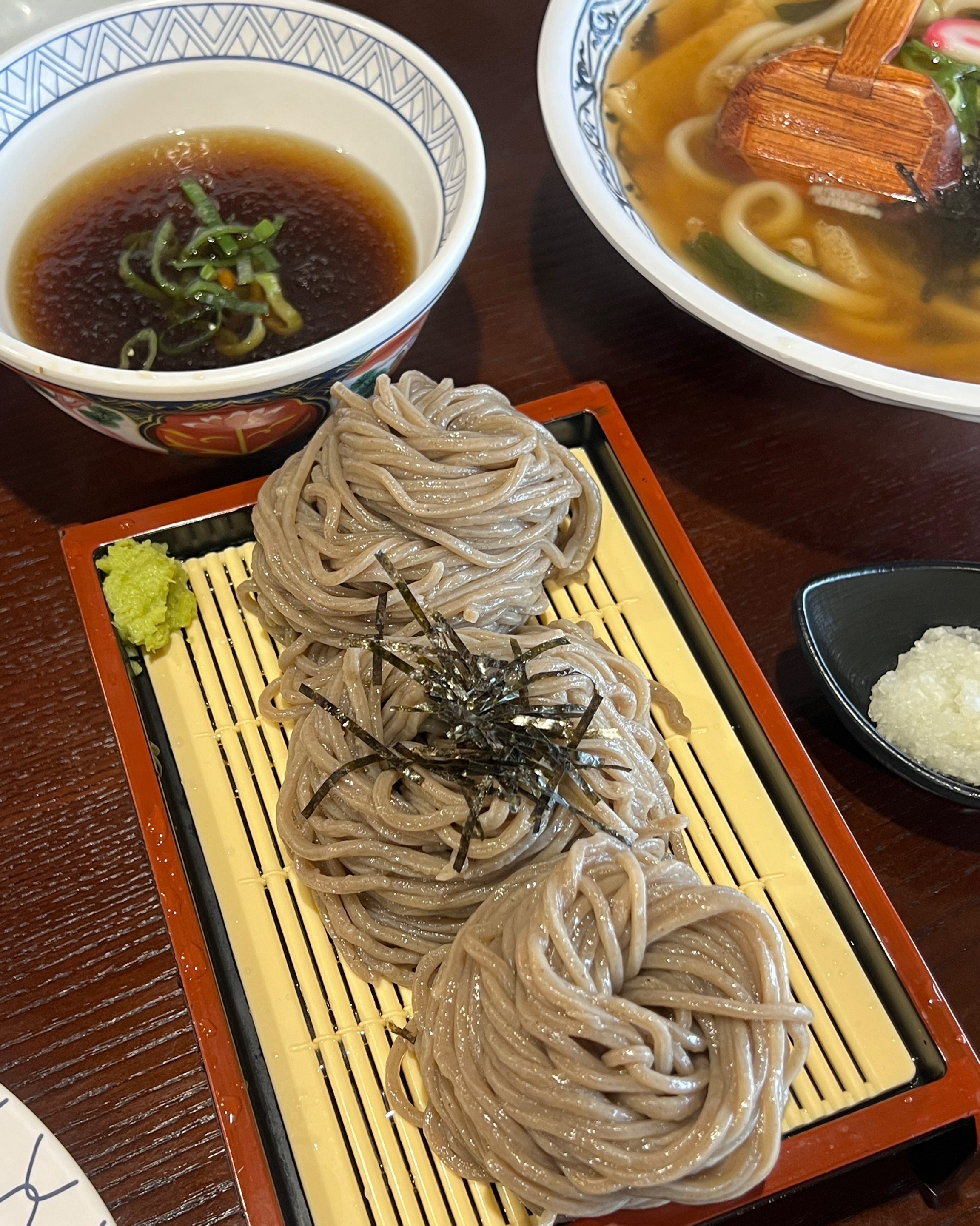 점심시간 이후에 방문하였는데도 손님들이 많았고 음식도 맛있었어요! 메밀소바 양도 많고 돈까