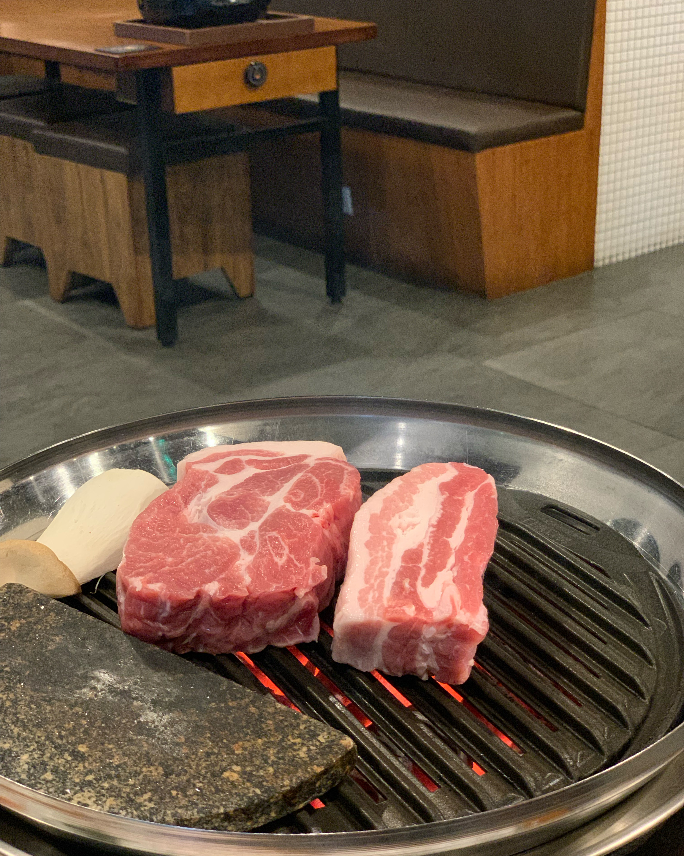밑반찬이 깔끔해요 고기도 질이 좋구 훌륭합니다! 다 구워주시니 먹기 편해요 주차하기두 편하