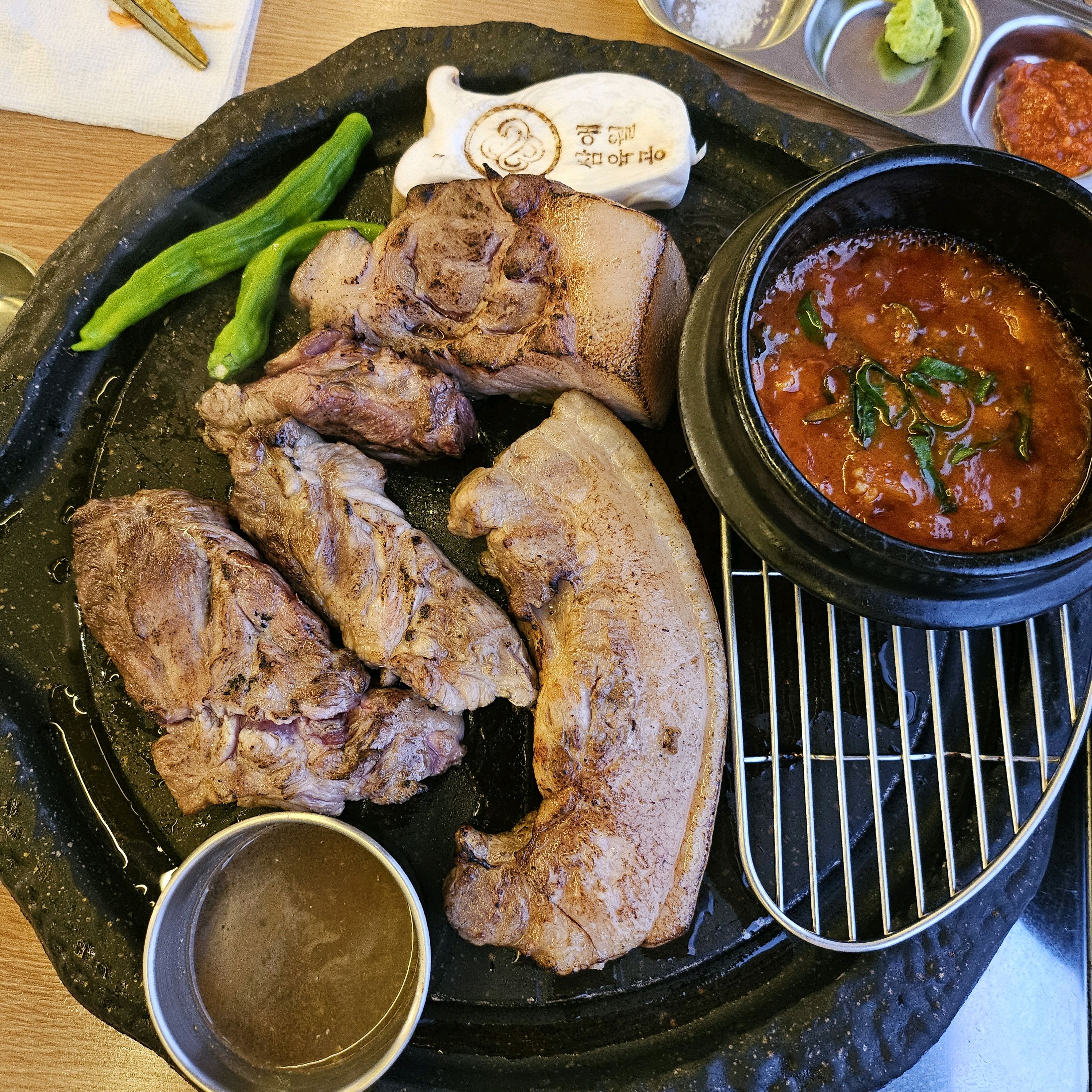 뷰도 가장 좋고 고기도 알아서 구워주시는 제주 맛집 - 제주 맛집 애월 삼육공본점 숙성흑돼지