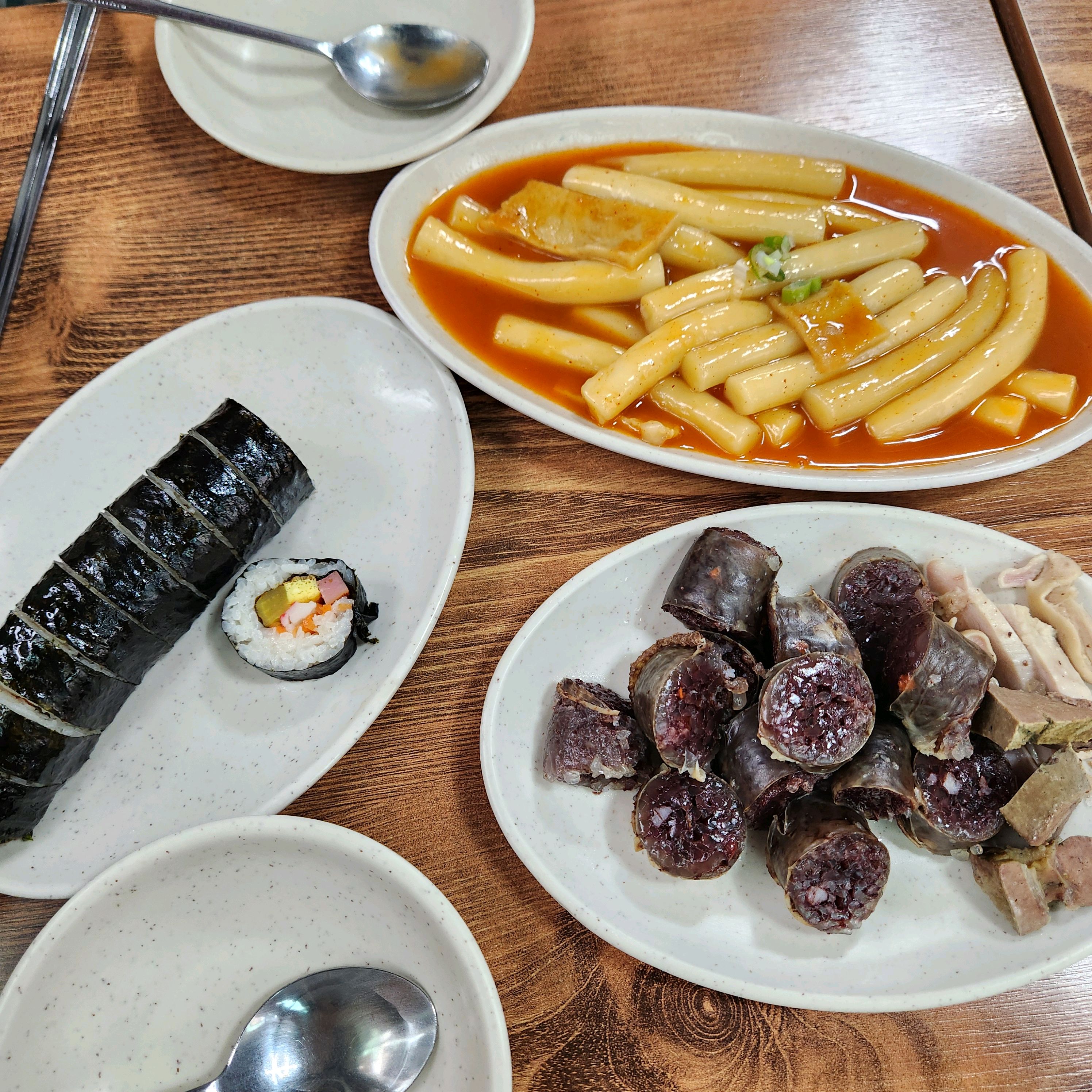 그냥 먹을만한 정도입니다 양념보다는 떡 자체가 맛있어서 더 맛있게 느껴지는거같아요 양념은
